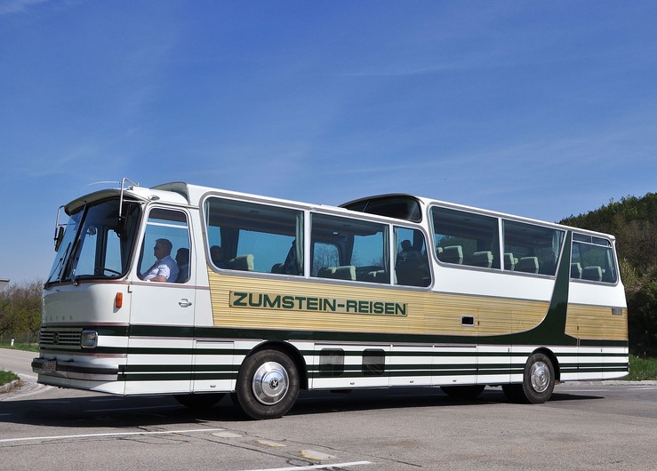 Setra S 150,Bj.1967,158 KW,45+2 Sitzpl�tze aus der BRD bei der Kerschner Oldtimer Schau am 25.4.2015.