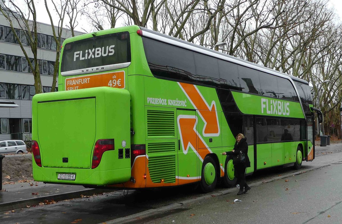 Setra S 431 als Linienbus von FLIXBUS aus Kroatien steht im Dezember 2018 am HBF in Karlsruhe
