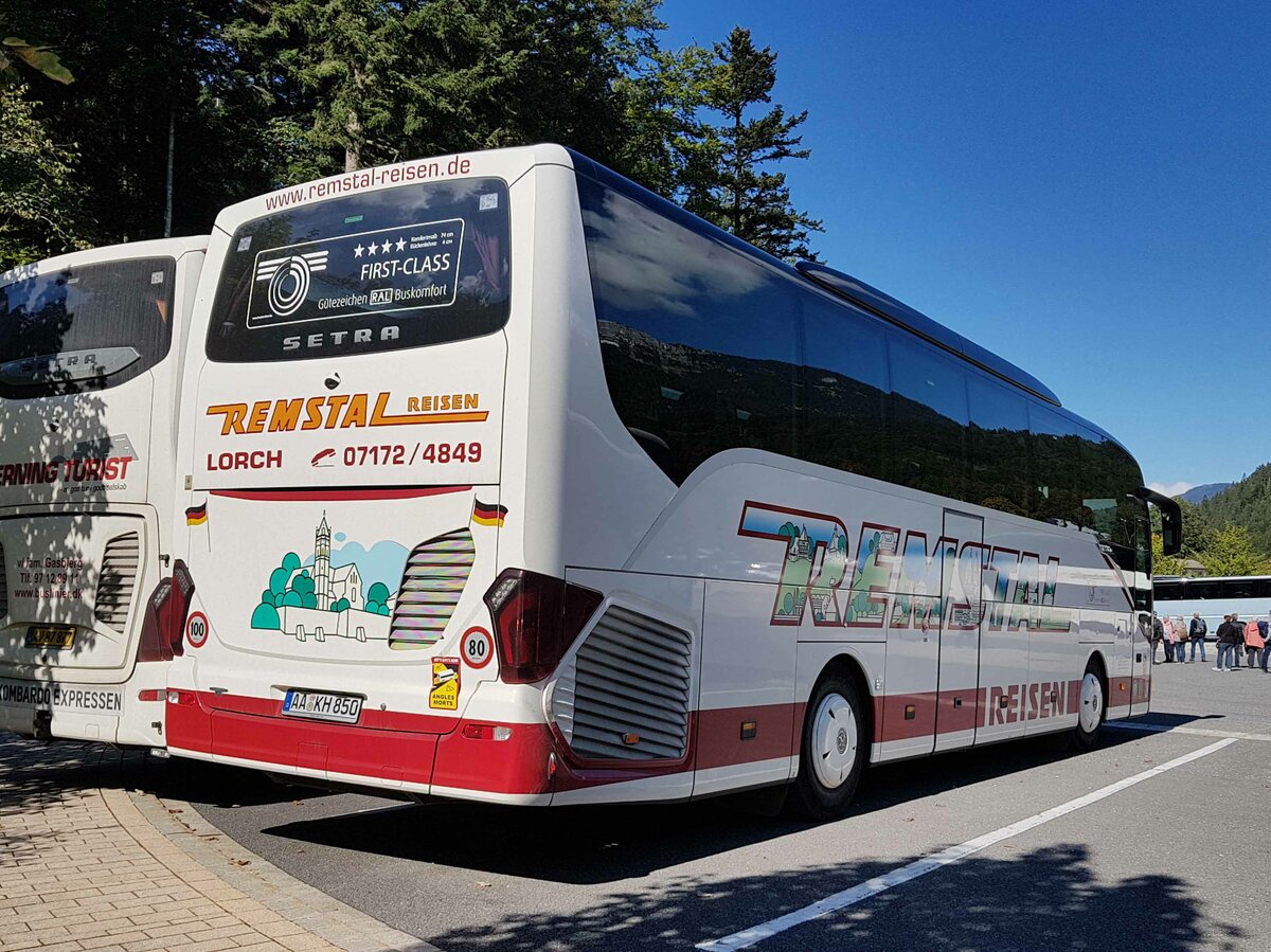 =Setra S 515 HD vom Busunternehmen REMSTAL-Reisen steht auf dem Busparkplatz am Königsee, 09-2022