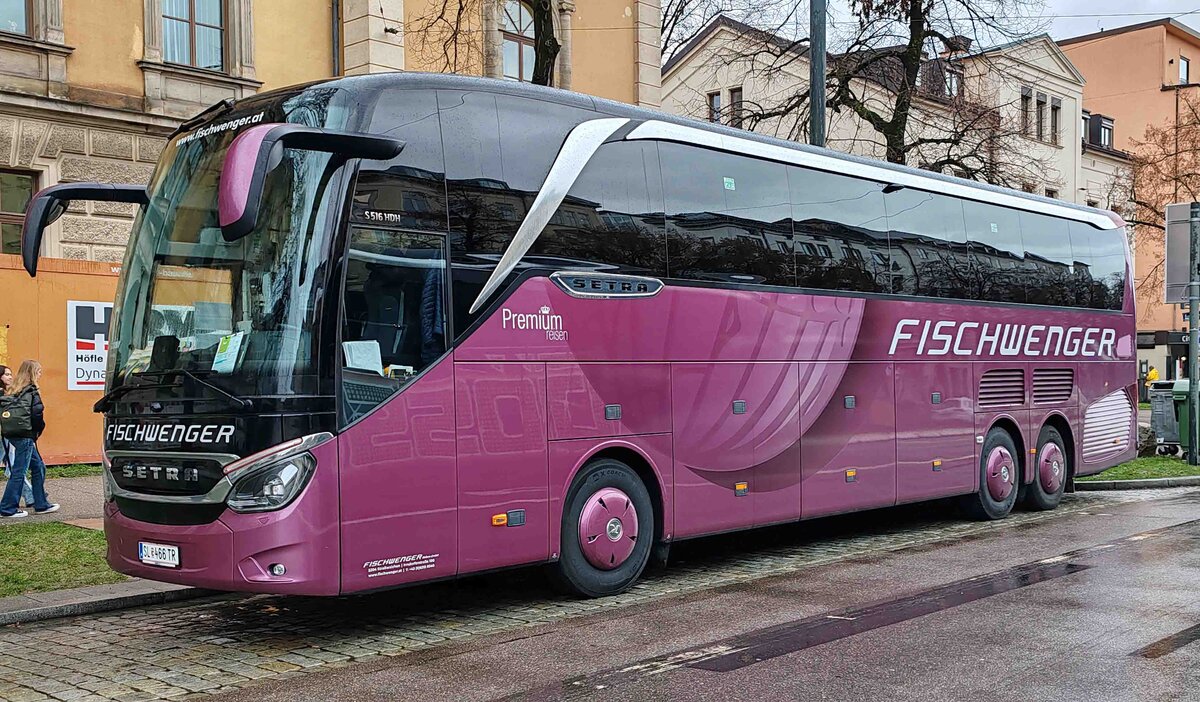 Setra S 516 HDH von Busunternehmen FISCHWENGER unterwegs in Augsburg, 12-2023