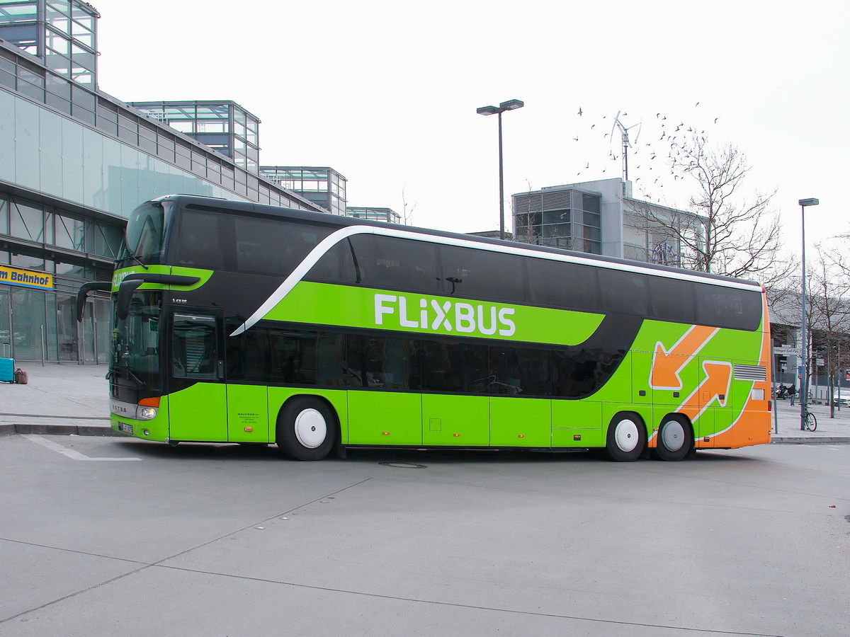 Setra S431DT - Flixbus - unbekannt Firma - am 30. M�rz 2018 vor dem Bahnhof Berlin S�dkreuz.