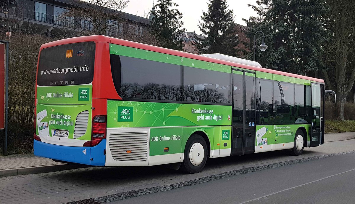 Setra von Wartburgmobil steht im Mrz 2021 am Bahnhof in Hnfeld