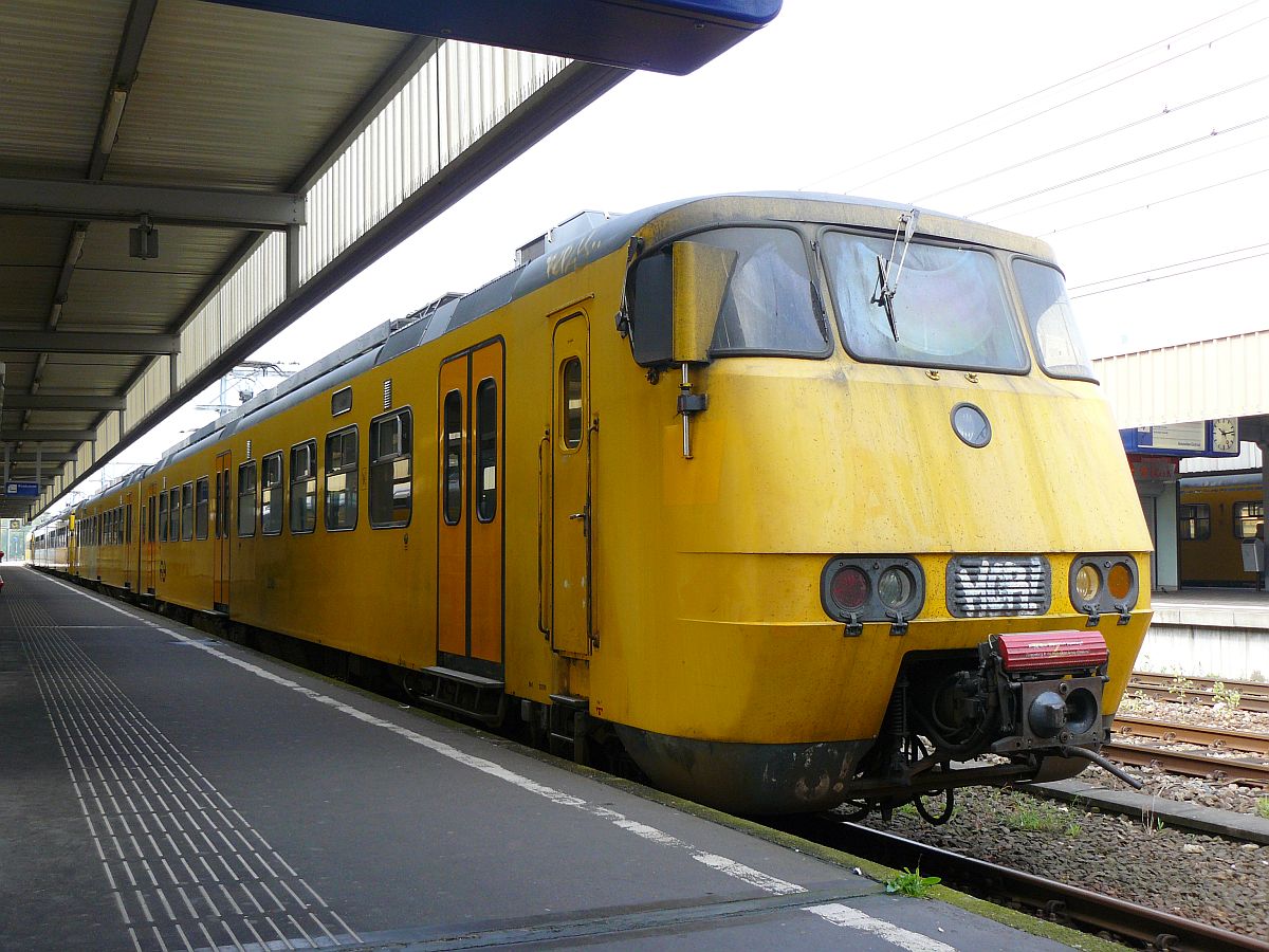 SGM-II Sprinter 2009 met TW 2012 und 2014. Gleis 2 Leiden Centraal 02-06-2008.

SGM-II Sprinter 2009 met treinstel 2012 en 2014. Spoor 2 Leiden Centraal 02-06-2008.