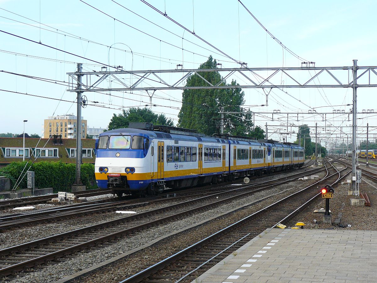 SGM-II Sprinter TW 2122 und 2117 ankunft Leiden Centraal 11-06-2014.

SGM-II Sprinter treinstellen 2122 en 2117 komen aan als stoptrein uit Gouda. Leiden Centraal 11-06-2014.