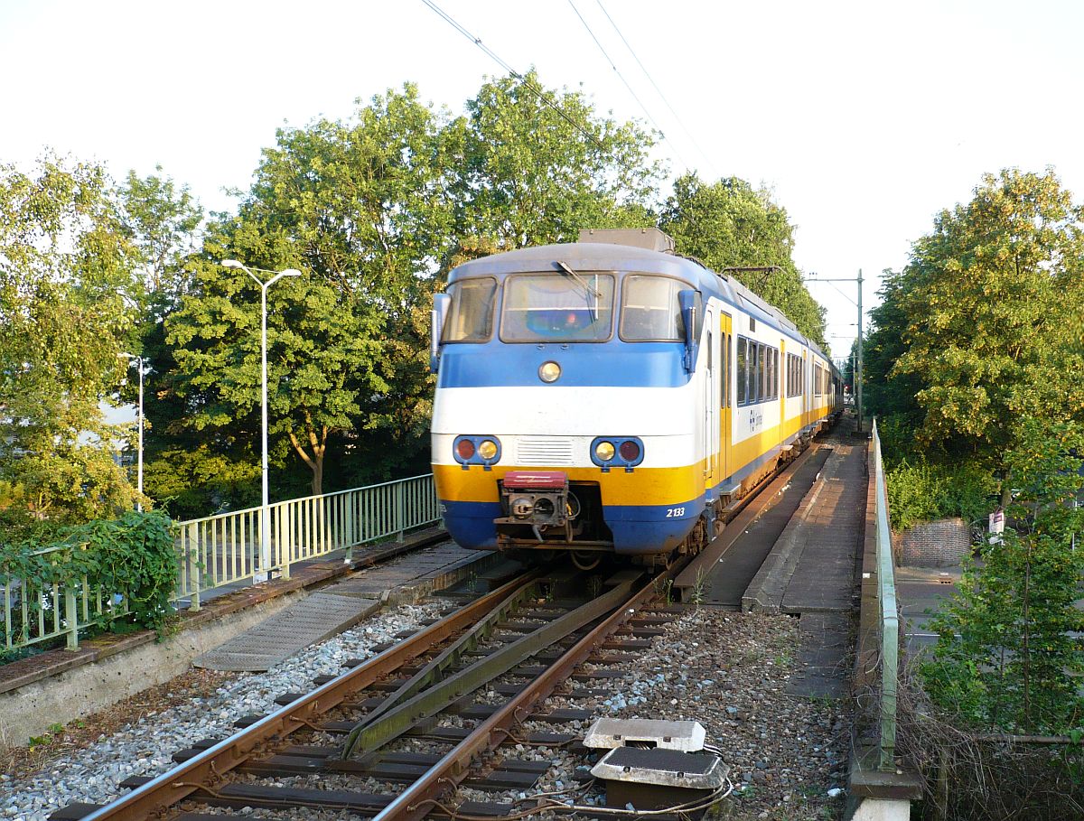 SGM-II TW 2133 und 2137 Leiden Lammenschans 23-07-2014.

SGM-II treinstel 2133 en 2137 als stoptrein van Leiden naar Gouda. Leiden Lammenschans 23-07-2014.
