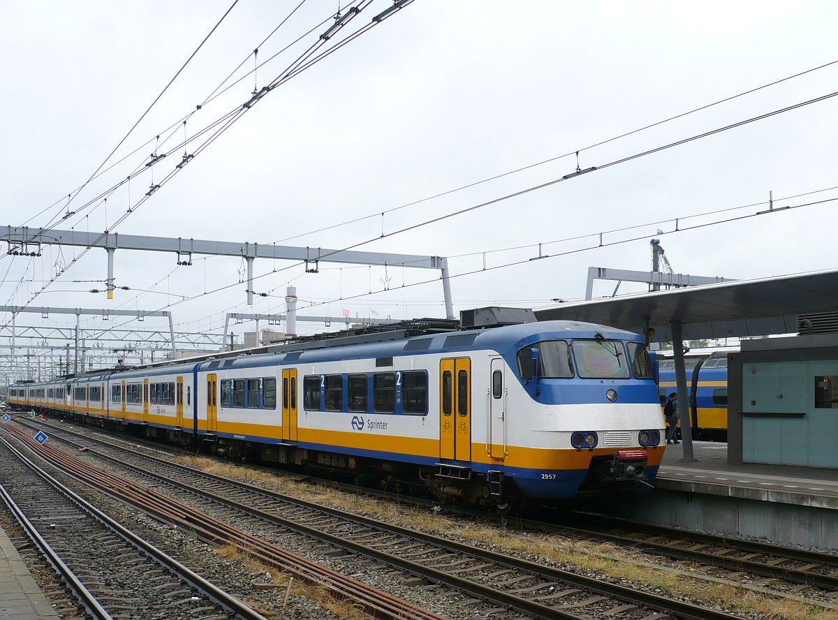 SGM-III Sprinter TW 2957 und 2953 Gleis 12 Utrecht Centraal Station 13-07-2015.

SGM-III Sprinter treinstel 2957 en 2953 spoor 12 Utrecht CS 13-07-2015.