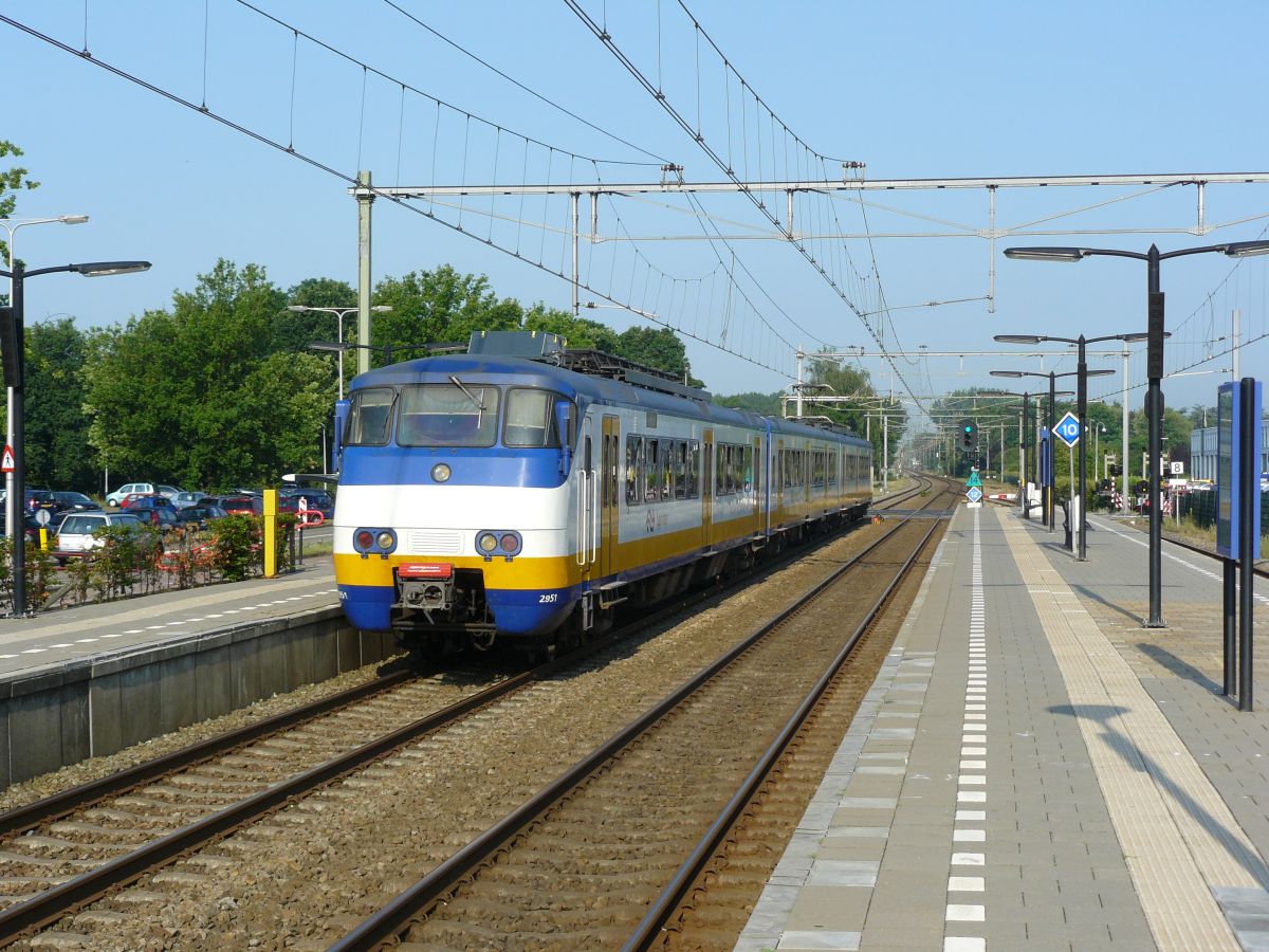 SGM-III TW 2951 Gleis 1 Driebergen-Zeist 03-07-2015.

SGM-III treinstel 2951 spoor 1 Driebergen-Zeist 03-07-2015.