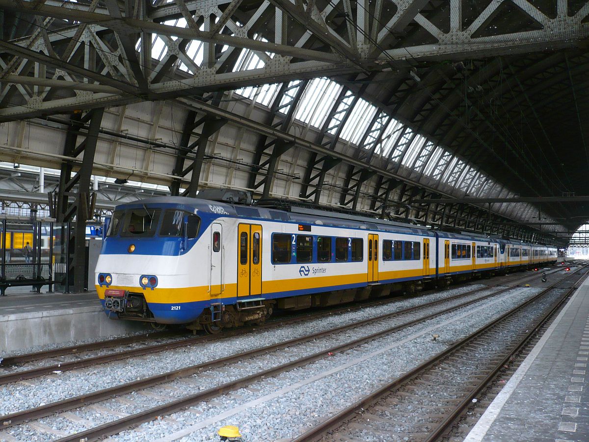 SGM Sprinter TW 2121 und 29XX Gleis 7 Amsterdam Centraal Station 07-01-2015.

SGM Sprinter treinstellen 2121 en 29XX op spoor 7 Amsterdam Centraal Station 07-01-2015.
