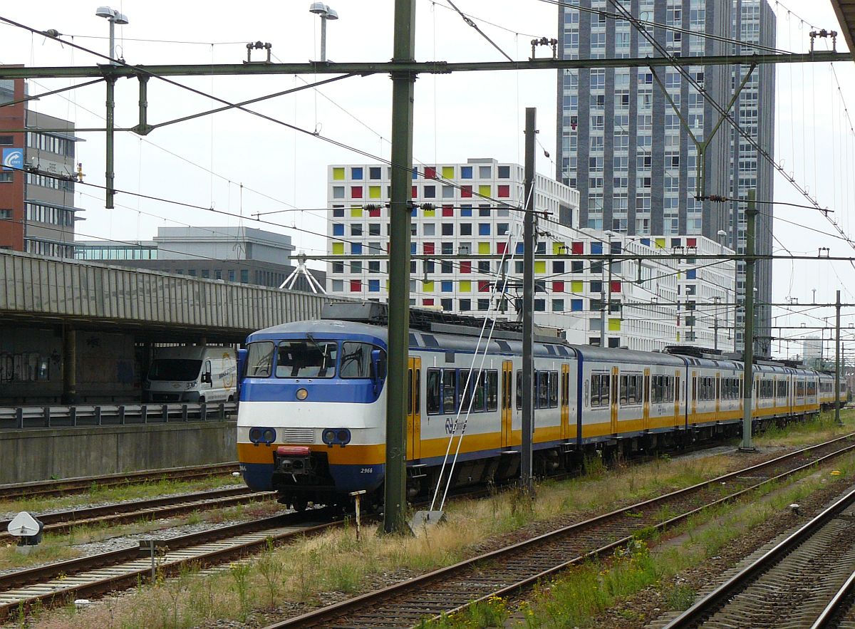 SGM Sprinter TW 2966 und 21XX Den Haag Hollands Spoor 20-07-2014.

SGM Sprinter 2966 en 21XX Den Haag Hollands Spoor 20-07-2014.