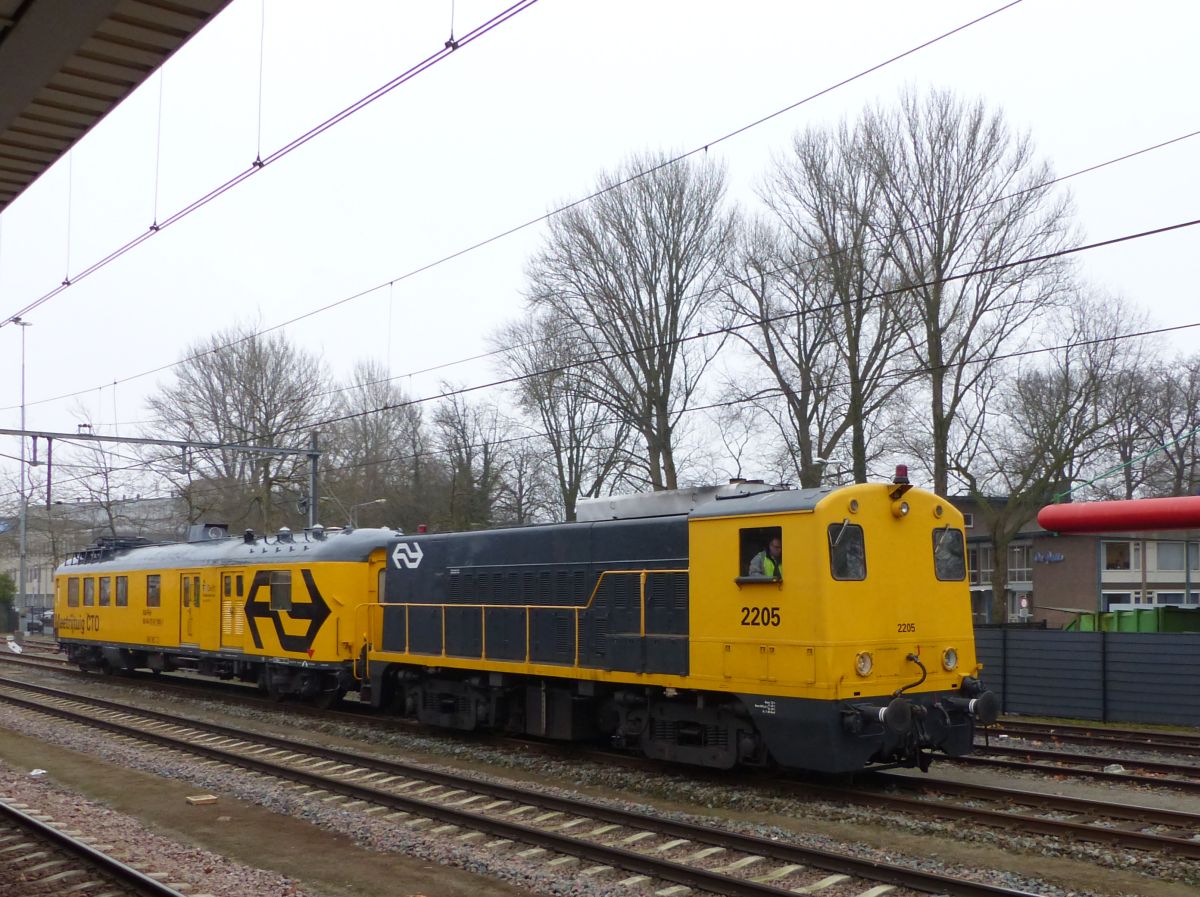SHD (Stichting Historisch Dieselmaterieel) Diesellok 2205 mit CTO Messwagen Gleis 7 Dordrecht 16-02-2017. 

SHD (Stichting Historisch Dieselmaterieel) dieselloc 2205 met CTO meetrijtuig spoor 7 Dordrecht 16-02-2017.