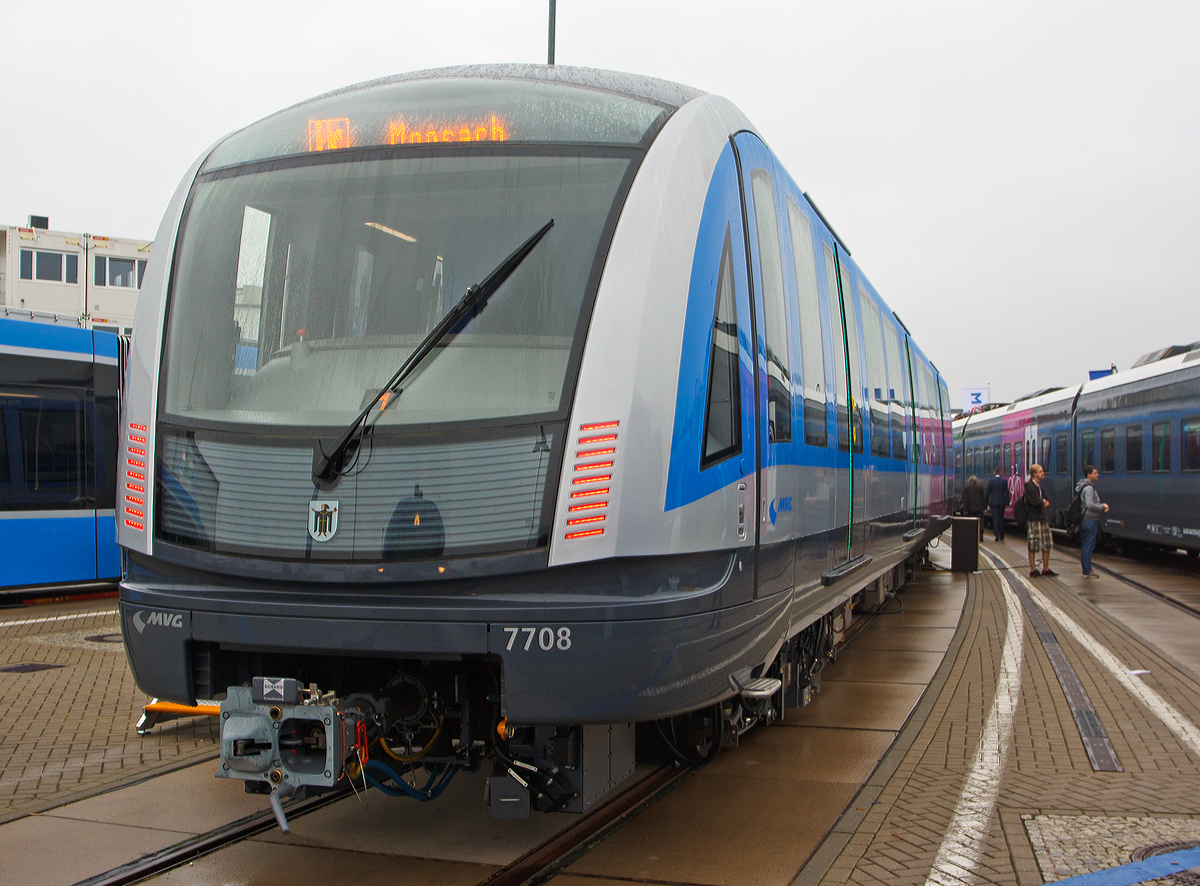 
Siemens Rail Systems prsentierte auf der InnoTrans 2014 in Berlin (26.09.2014 auf dem Freigelnde einen sechsteiligen U-Bahn-Triebzug des Typs C2 fr die U-Bahn Mnchen der Mnchner Verkehrsgesellschaft mbH (MVG) / Stadtwerke Mnchen GmbH (SWM).

Die neuen U-Bahnzge orientieren sich weitgehend an dem bekannten Design der letzten Fahrzeuggeneration (C-Zug), welches vom international renommierten Mnchner Fahrzeugdesigner Alexander Neumeister stammt. Durch Weiterentwicklung des bewhrten Fahrzeugkonzepts sind die neuen Zge vom Typ C2 jedoch noch kundenfreundlicher, wirtschaftlicher und kologischer als der Typ C1. Vieles stammt dabei aus der jngsten Entwicklung fr Metro-Fahrzeuge, die Siemens unter dem Namen Inspiro vermarktet.

Die Stadtwerke Mnchen GmbH/ Mnchner Verkehrsgesellschaft mbH (MVG)  haben 21 sechsteiligen Gliederzgen bei Siemens bestellt. Das Investitionsvolumen liegt bei rund 185 Millionen Euro. Gleichzeitig sicherten sich SWM/MVG zwei Optionen auf jeweils 23 weitere U-Bahn-Triebzge. Produziert werden die Zge in den Siemens-Werken Wien sowie in Mnchen-Allach.

Technische Daten:
Zugkonfiguration: zwei Kopfwagen mit Fahrerstand (KW1 und KW2) und vier Mittelwagen (MW).
Spurweite: 1.435 mm
Achsfolge Bo’Bo’+Bo’Bo’+Bo’Bo’+Bo’Bo’+Bo’Bo’+Bo’Bo’
Lnge ber Kupplung:114.800 mm
Drehzapfenabstand je Wagen: 12.000 mm
Achsabstand im Drehgestell: 2.100 mm
Fahrzeugbreite: 2.900 mm
Fubodenhhe ber Schienenoberkante: 1.100 mm
Raddurchmesser: 850 mm (neu) / 770 mm (abgenutzt)
Leergewicht: ca. 168.000 kg
Wagenkasten-Material: Aluminium
Max. Achslast: 12 t
Sitzpltze: 220
Stehpltze (4 Pers./m): 720
Zugkapazitt bei 4 Fahrgsten/m: 940
Fahrgasttren pro Wagen: 6 (3 je Steite)
Minimaler Kurvenradius Betriebsgleis / Betriebshof: 270 m / 70 m
Maximal befahrbare Steigung: 5 %
Hchstgeschwindigkeit: 90 km/h
Maximale Anfahrbeschleunigung: 1,33 m/s
Mittlere Bremsverzgerung: 1,2 m/s
Fahrleitungsspannung: 750 V DC  ber 3. Schiene
