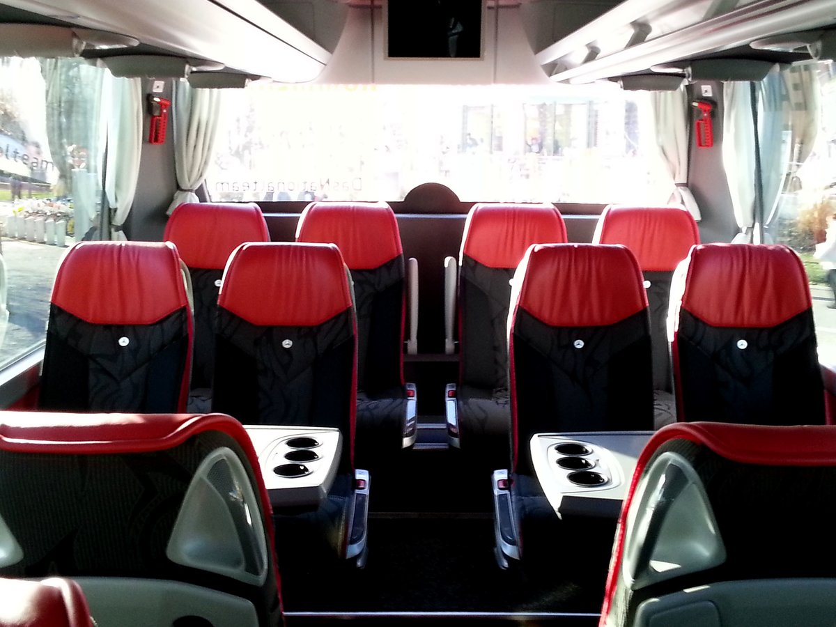 Sitzgruppen im Mercedes Travego von k & k Busreisen,Mannschaftsbus des �sterr. Fu�ball-Nationalteams in Wien gesehen.