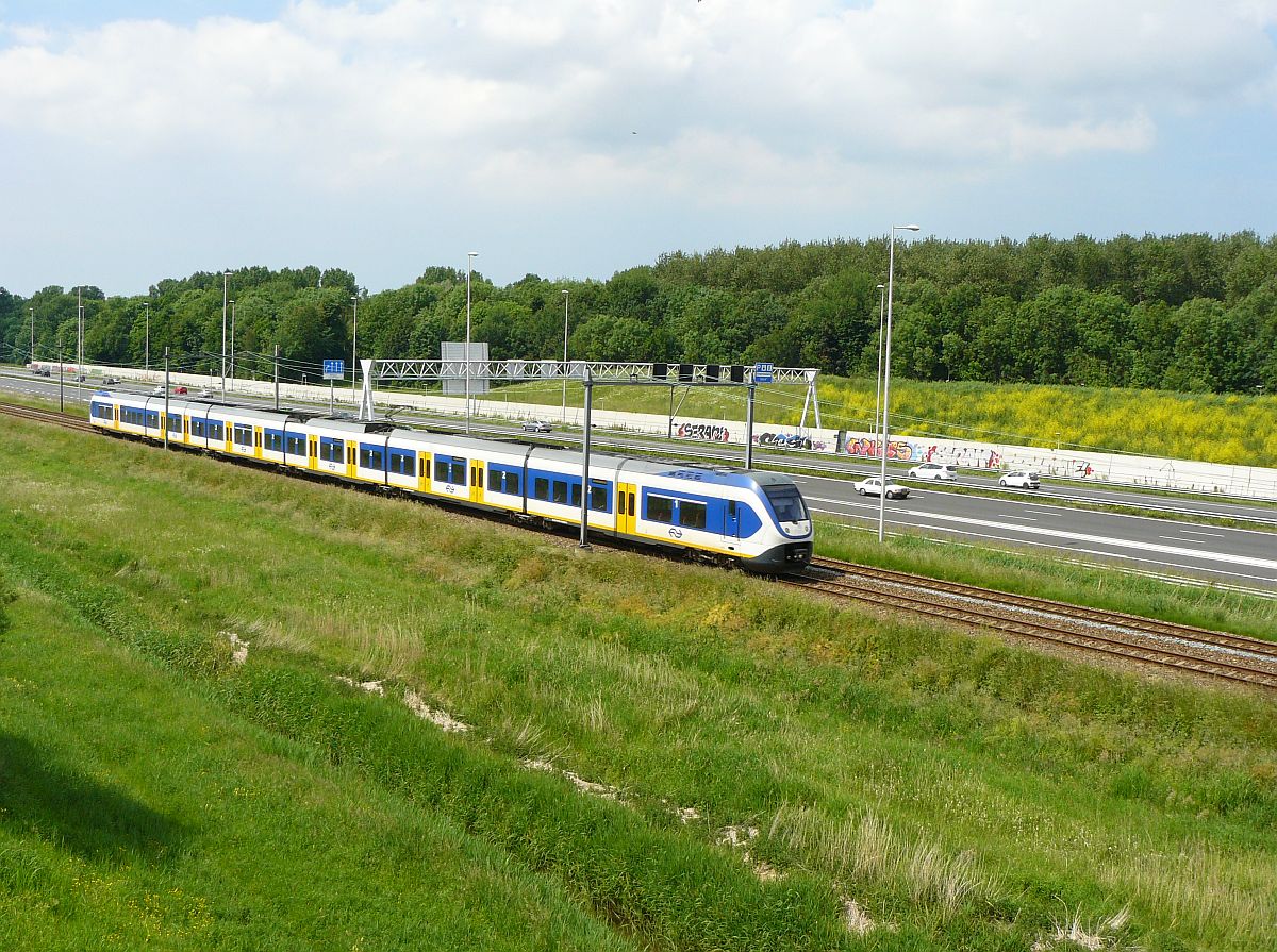 SLT-6 TW 2618 Zoetermeer 25-05-2014.

SLT-6 treinstel 2618 als stoptrein richting Gouda. Net voor station Zoetermeer. Zoetermeer 25-05-2014.