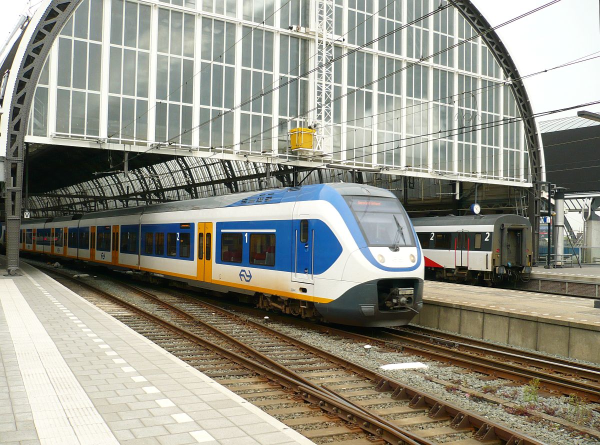 .SLT-6 TW 2644 Amsterdam Centraal Station 06-08-2014.

.SLT-6 treinstel 2644 bij vertrek via spoor 9 Amsterdam centraal station 06-08-2014.
