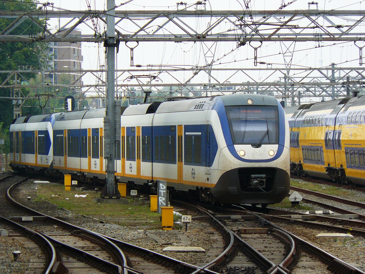 SLT TW 2409 und 2462 Amsterdam Centraal Station 20-09-2014.


SLT treinstellen 2409 en 2462 westzijde Amsterdam Centraal Station 20-09-2014.