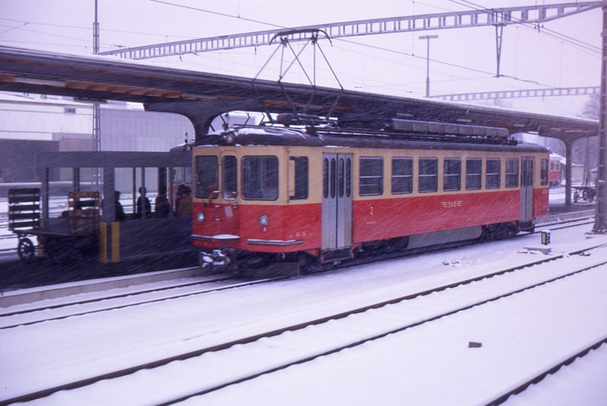 SNB Triebwagen 84 wartet im Schneegestber des 18.November 1968 in Langenthal. 