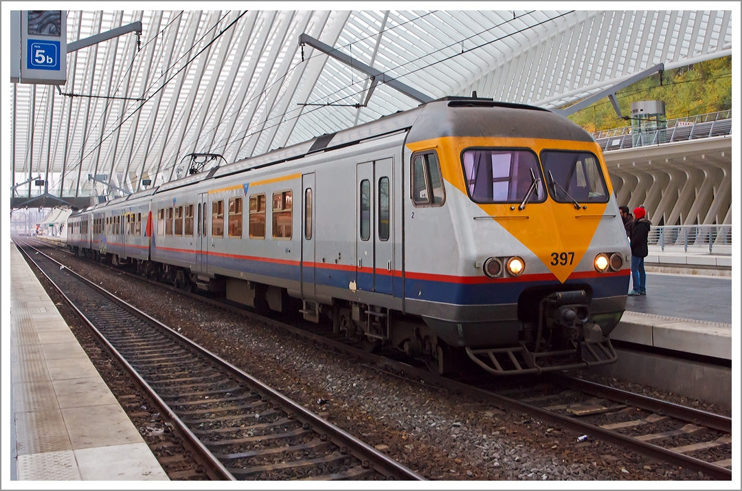 SNCB/NMBS Triebzug 397 AM 80 am 23.11.2013 im Liège Guillemins (Lüttich).

Die zunächst zweiteiligen Triebzüge wurden ab 1980 von einem Konsortium aus Ateliers de constructions électriques de Charleroi (ACEC) und La Brugeoise et Nivelles (BN) gefertigt, um ab 1984 mit einer Betriebsgeschwindigkeit von bis zu 160 km/h im innerbelgischen Fernverkehr eingesetzt zu werden. Mit der Einführung der Zuggattungen IC und IR wurden die Triebzüge der Reihe AM 80 zum neuen Aushängeschild der belgischen Staatsbahnen und die ersten nicht lokbespannten Züge, die Geschwindigkeiten über 140 km/h erreichen konnten. 
Die Züge verfügen im Gegensatz zu ihren Vorgängern über automatische +GF+-Kupplungen. Eine betriebliche Kupplung ist mit diesen daher nicht möglich.

Die kurze Zuglänge als auch der Kupplungstyp hatten zur Folge, dass bei einer Kapazitätssteigerung jeweils nur die AM 80 miteinander gekuppelt werden konnten, so dass letztlich weniger Züge zur Verfügung standen. Die NMBS/SNCB entschied sich 1990 daher, die Züge um einen Mittelwagen zu ergänzen, welcher im Vergleich zu den Köpfen eine deutlich bessere Innenausstattung erhielt. Die Wagen wurden zwischen 1992 und 1995 im Ausbesserungswerk Mechelen umgebaut. Dabei erhielten sie zeitgleich eine neue Lackierung in Grau mit blauen und roten Streifen im damals aktuellen Memling-Farbschema der SNCB.

Die dreiteiligen Einheiten bestehen aus einem Steuerwagen, einem Mittelwagen und einem angetriebenen Endwagen. Der angetriebene Wagen verfügt über vier Fahrmotoren mit einer Stundenleistung von je 310 kW. Die automatische Kupplung der Züge ermöglicht in Kombination mit der Vielfachsteuerung einen Zusammenschluss von bis zu 6 Triebwagen. Die Endwagen sind mit Drehgestellen von Wegmann ausgestattet, während die nachträglich eingefügten Mittelwagen über luftgefederte Laufdrehgestelle des italienischen Herstellers Fiat verfügen, die baugleich mit den Drehgestellen der Reihe AM 96 sind.

Technische Daten:
Achsformel:  Bo'Bo'+2'2'+2'2'
Spurweite:  1435 mm (Normalspur)
Länge über Kupplung:  75.810 mm
Höhe:  4.392 mm
Breite:  2.800 mm
Kleinster bef. Halbmesser:  125 m
Dienstgewicht:  151,0 t
Höchstgeschwindigkeit:  160 km/h
Stundenleistung:  1.240 kW
Beschleunigung:  0,54 m/s²
Stromsystem:  3 kV DC
Stromübertragung:  Oberleitung (Einholmstromabnehmer)
Anzahl der Fahrmotoren:  4
Kupplungstyp:  +GF+-Kupplung
Sitzplätze:  254