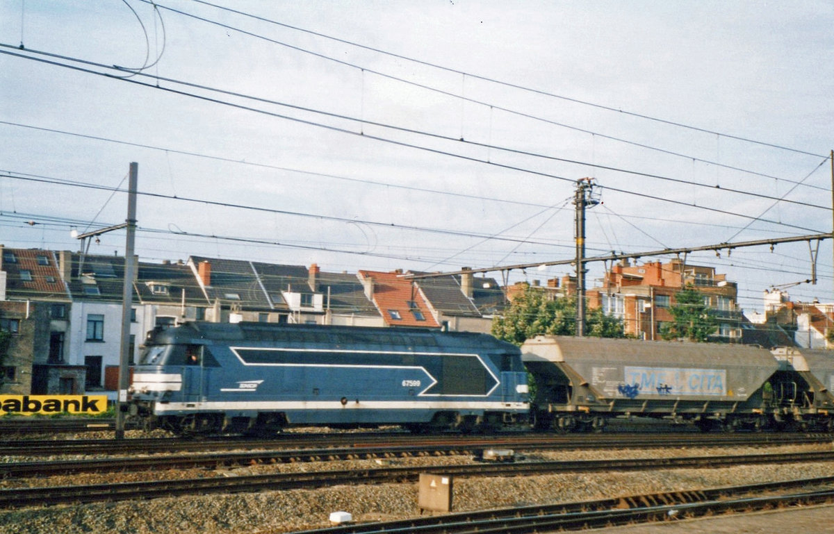 SNCF 67599 zieht ein Getreidezug durch Gent-Sint-Pieters am 13 September 2004.