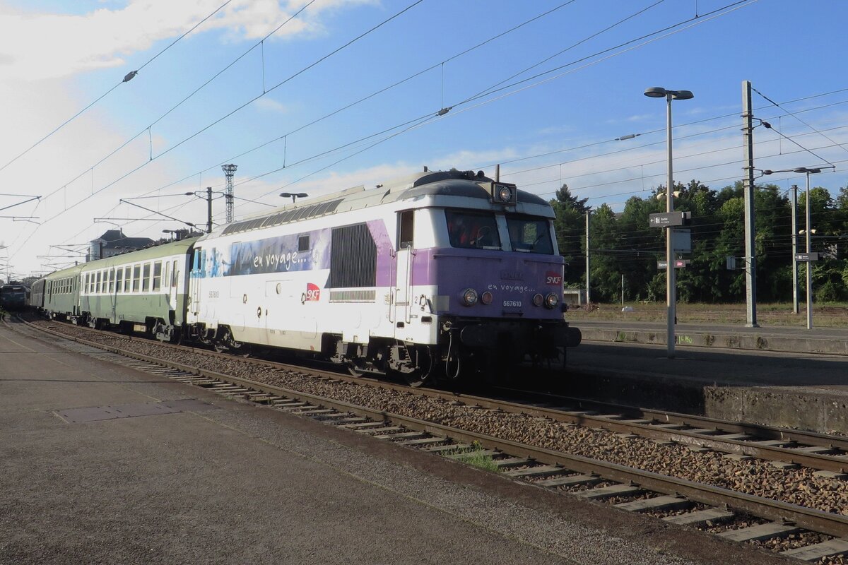 SNCF 67610 schlept ein Museumszug aus der Bahnhof von Nevers am 18 September 2021.