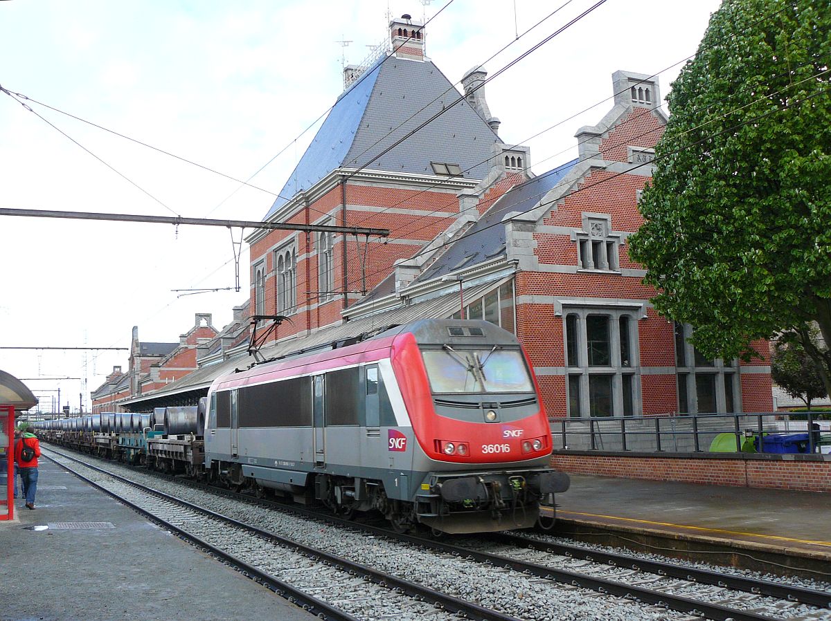 SNCF Lok 36016 mit G�terzug von Duinkerken (F) nach L�ttich. Gleis 1 Ath, Belgien 11-05-2013.

SNCF locomotief 36016 met staalrollen onderweg van Duinkerken naar Luik. Spoor 1 Ath, Belgi� 11-05-2013.