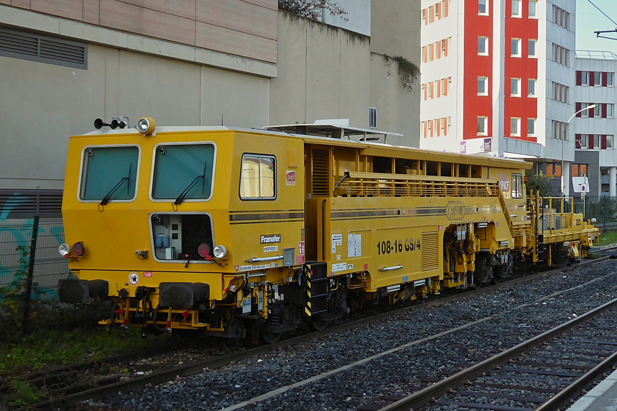 SNCF Stopfmaschine 108-16 GS/4 steht am Nebengleis im Bahnhof von Annecy. 16.09.2022