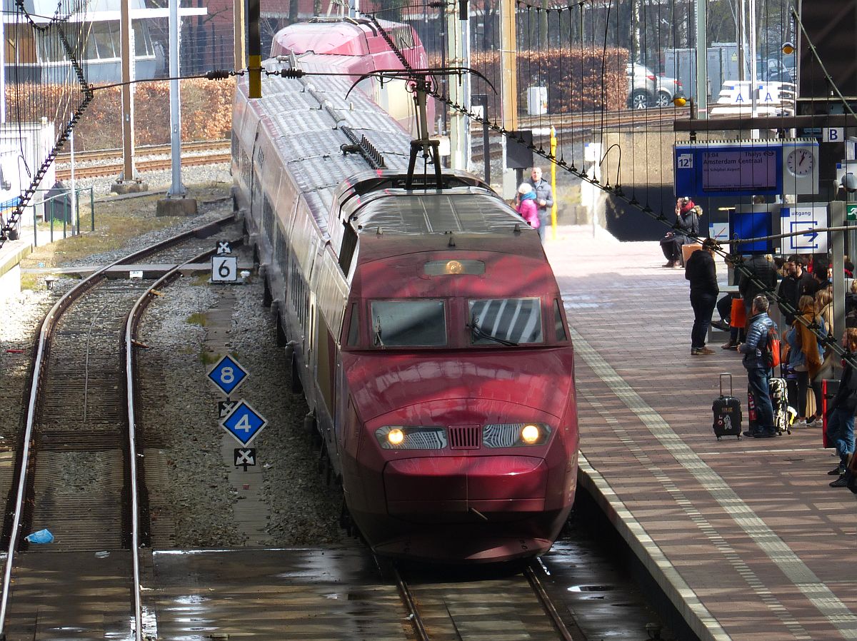 SNCF Thalys PBA TW 4534 Gleis 12 Rotterdam Centraal Station 22-03-2018.

SNCF Thalys PBA treinstel 4534 spoor 12 Rotterdam CS 22-03-2018.