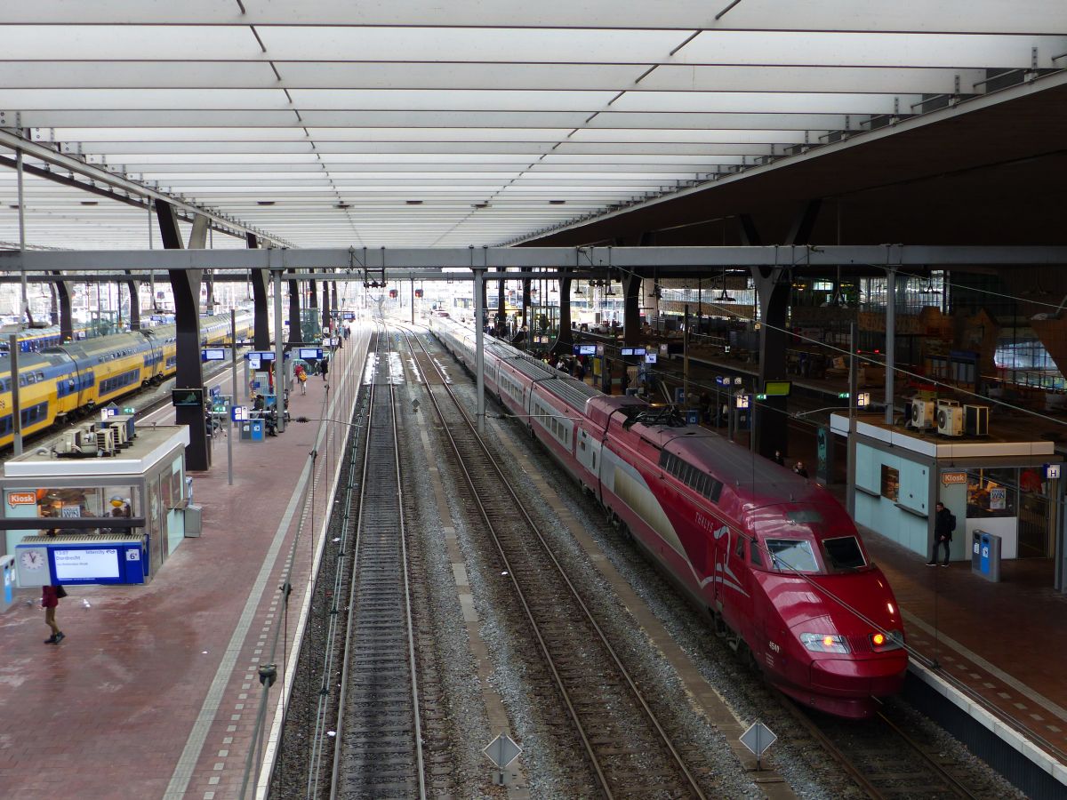 SNCF Thalys PBA TW 4540 Gleis 4 Rotterdam Centraal Station 22-03-2018.


SNCF Thalys treinstel PBA TW 4540 spoor 4 Rotterdam CS 22-03-2018.