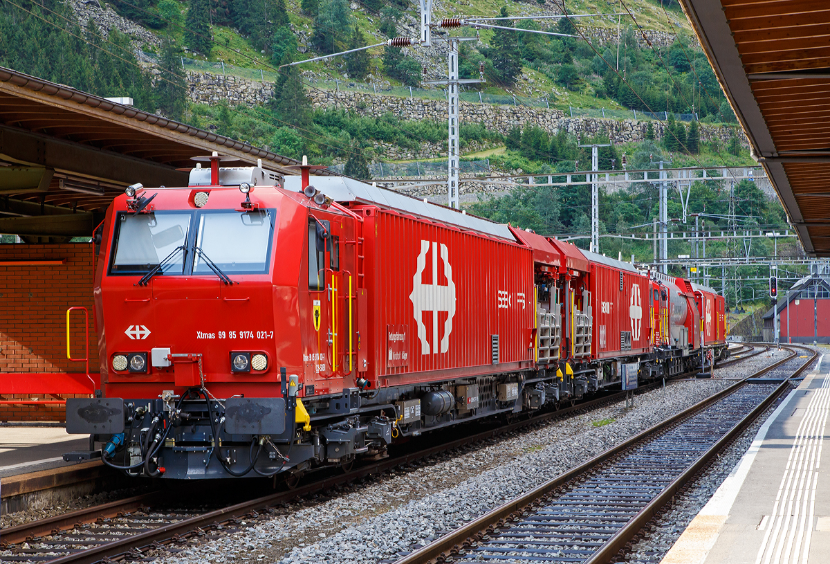 So lang wie der Zug, so lang ist auch die Beschreibung....

Der Erstfelder SBB Lsch- und Rettungszug 2014 „Uri“ (ein vierteiliger LRZ 14) am 02.08.2019 beim Halt im Bahnhof Gschenen.  
Der Lsch- und Rettungszug wurde 2014 fr die SBB Infrastruktur, Depot Erstfeld, gebaut und besteht aus dem:
Rettungsfahrzeug 1 - Xtmas 99 85 9174 021-7 CH-SBBI;
Rettungsfahrzeug 2 - Xtmas 99 85 9174 011-8 CH-SBBI;
Tanklschwagen - Xans 99 85 9375 011-5 CH-SBBI; sowie
Gertefahrzeug - Xtmas 99 85 9177 011-5 CH-SBBI

Die vorletzte Generation der Lsch- und Rettungszge (LRZ 2014) ist vierteilig und besteht aus einem Tanklschwagen, einem Gertefahrzeug und zwei Rettungsfahrzeugen. Der Antrieb erfolgt mit je zwei MTU-Dieselpowerpacks (6-Zylinder Turbo geladener Dieselmotor von MTU, Partikelfilter, Turbogetriebe mit eingebauten Retarder und Khlsystem) nach EU-Abgas-Emissionsstufe IIIA Norm, mit je 390 kW Leistung ber die beiden Rettungs- sowie das Gertefahrzeug. Der Lsch- und Rettungszug hat so eine installierte Gesamtleistung von 2.340 kW, eine Hchstgeschwindigkeit von 100 km/h und kann Anhngelasten von 940 Tonnen bei einer Steigung von 27 Promille bewegen. Der gesamte Atemluftvorrat des Zuges betrgt 1.980.000 Normliter und wird in 132 Speicherflaschen, die ein Volumen von 50 Litern haben, mit 300 Bar Druck gelagert. An verschiedenen Orten in den Innenrumen und auf den Plattformen sind Anschlsse fr die Atemluftversorgung vorhanden. Daran knnen separate Atemschutzmasken oder das tragbare Atemschutzgert mit Geber- und Nehmerschlauch angeschlossen werden. Alle Fhrerstandkabinen sind druckdicht und verfgen ber eine Atemluftversorgung, welche einen berdruck erzeugt. In den Fhrerstandkabinen des Gertefahrzeugs und des Tanklschwagens ist zustzlich ein Bedienpult fr die Feuerlschtechnik eingebaut.
Zwischen 4 und 5 Stunden  ist ein autonomer Betrieb des LRZ mglich.

Im Einsatz wird der Zug in zwei Einheiten geteilt. Die erste Einheit aus Gertefahrzeug und Tanklschwagen dient der Feuerbekmpfung und dem Bergungsarbeiten. Die zweite Einheit, bestehend aus zwei Rettungsfahrzeugen bernimmt im Shuttleverkehr den Personentransport zu einem sicheren Ort.

Fr den Gotthard-Basistunnel (GBT) werden zwei dieser LRZ 14 vorgehalten, dieser steht beim neuen Erhaltungs- und Interventionszentren (EIZ) Erstfeld und ein weiterer beim EIZ Biasca. Fr jeden Zug wird rund um die Uhr (7x24 h) eine Besatzung mit je 5 Mann vorgehalten. Die Mannschaften der Lsch- und Rettungszge sind an deren Standorten kaserniert. Das ermglicht, dass sie auch in der Nacht innerhalb weniger Minuten einsatzbereit sind. Die Zge sind innerhalb 5 Minuten startklar. Im Ereignisfall erfolgt dann eine entsprechende Verstrkung durch externe Einsatzkrfte, wie Feuerwehr, Sanitt, etc..

Technische Daten Rettungsfahrzeug 1 und 2:
Ausrstung Rettungscontainer:
Auenluftunabhngiger Hauptraum mit leichtem berdruck, zugnglich durch Schleusenraum;
Platz fr etwa 60 Personen oder 40 Personen und 6 Liegen
20 Atemschutzgerte mit angeschlossenem Geber- und Nehmerschlauch 
Tragbahren faltbar, Rettungsbretter, Schaufelbahren, Vakuummatratzen
Material fr lebensrettende Sofortmanahmen und Sanittsmaterial
Anschlsse fr die Versorgung von Patienten mit Medizinsauerstoff
Raumberwachungsgerte fr Sauerstoff und Kohlendioxid
Brandschutzausrstung der Mannschaft (Jacken, Hosen, Stiefel, Helme) 
Explosionsmessgert und Wrmebildkameras
Ausrstung Rettungsplattform
Treppenmodul2 Schwenkarme mit Kettenzug
2 Feste LED Scheinwerfer
Prf- und Erdungsgarnituren fr die Fahrleitung 

TECHNISCHE DATEN (Fahrzeug):
Hersteller Basisfahrzeug: Windhoff Bahn- und Anlagentechnik GmbH
Basisfahrzeug Typ: WINDHOFF MPV
Hersteller Rettungscontainer und Atemluftanlage: Drger Safety AG
Spurweite: 1.435 mm (Normalspur)
Achsfolge: Bo´Bo´
Eigengewicht: ca. 70.000 kg
Max. Zuladung: 7.000 kg
Lnge ber Puffer:  22.060 mm
Drehzapfenabstand: 15.500 mm
Achsabstand im Drehgestell: 2.600 mm
Treibraddurchmesser: 920 mm (neu)
Hhe der Containerauflage: 1.220 mm
Hchstgeschwindigkeit: 100 km/h (eigen und geschleppt)
Leistung: 2 x 390 kW
Dieselmotor: 2 x MTU-Dieselpowerpack (6-Zylinder Turbo geladener Dieselmotor von MTU, Partikelfilter, Turbogetriebe mit eingebauten Retarder und Khlsystem)
Kleinster befahrbarer Gleisbogen: R 120 m

Technische Daten Tanklschwagen:
Ausrstung Tanklschwagen:
1 Frontmonitor an Fhrerkabine, Leistung 800 l/Min. bei 8 Bar, Wurfweite ca. 35 m (Wasser)
1 Wasser-/Schaumwerfer auf Kabinendach, Leistung 2400 l/Min. bei 8 Bar, Wurfweite ca. 70 m (Wasser), ca. 60 m (Schaum)
Fahrzeugfront, Selbstschutzdsen 2  75 l/Min. und 1  150 l/Min.
Abgnge getrennt fr Wasser – Wasser/Schaum
Aufbaubarer Wasser-/Schaumwerfer mit 1200 l/Min.
Aufbaubare Hydroschilder mit 720 und 1800 l/Min.
feste LED-Scheinwerfer
Schlauchmaterial 1.000 m (Schlauchgren 40 mm, 55 mm, 75 mm)
Teilstcke, Hohlstrahlrohre, Schwer- und Kombischaumrohre
Handfeuerlscher (Schaum, CO2)
Prf- und Erdungsgarnituren fr die Fahrleitung

Maschinenraum Tanklschwagen:
Dieselmotor Deutz (238 kW / 324 PS), 6 Zylinder mit vollautomatischem Partikelfilter welcher die Abgasnorme Stage IIIB erfllt und angeflanschtem Pumpenaggregat von Vogt
Druckpumpe 6000 l/Min. bei 10 Bar
Schaummittelpumpe 500 l/Min., 0–6 % Zumischrate
Hochdruckpumpe 500 l/Min. bei 40 Bar

TECHNISCHE DATEN (Fahrzeug):
Hersteller Untergestell: Josef Meyer AG
Hersteller Fahrzeug Oberbau: Windhoff Bahn- und Anlagentechnik GmbH
Hersteller Atemluftanlage: Drger Safety AG
Hersteller Feuerlschtechnik: Vogt AG
Spurweite: 1.435 mm (Normalspur)
Anzahl der Achsen: 4 in zwei Drehgestellen
Lnge ber Puffer:  17.040 mm
Drehzapfenabstand: 12.000 mm
Achsabstand im Drehgestell: 1.800 mm
Eigengewicht: 41.000 kg
Dienstgewicht 90.000 kg
Lschwasservorrat: 45.000 Liter
Schaumextrakt-Vorrat: 1.500 Liter

Technische Daten Gertefahrzeuge:
Arbeitsmodul/Generator:
Generator 65 kVA fr Bordnetz, Dieselmotor Deutz (erfllt Abgasnorm IIIB, ausgerstet mit einer integrierten Abgasnachbehandlung und aktiver Regeneration mittels eines DPF/Brenners).
Atemluftfilteranlage und Abfllstation fr tragbare Atemluftflaschen.

Feuerlschanlage:
1 Frontmonitor an Fhrerkabine, Leistung 800 l/Min. bei 8 Bar, Wurfweite ca. 35 m (Wasser)
1 Wasser-/Schaumwerfer auf Kabinendach, Leistung 2400 l/Min. bei 8 Bar, Wurfweite ca. 70 m (Wasser), ca. 60 m (Schaum)
Fahrzeugfront, Selbstschutzdsen 2  75 l/Min. und 1  150 l/Min.

Ausrstung:
Motorspritze (Typ 1, mobil, 800 l/Min. bei 8 Bar, resp. nach Umbau Lenzpumpe 2700 l/Min. bei 1,5 Bar mit Saugschluchen)
Diverses lwehrmaterial – lbindemittel, Feuerlscher (Schaum, Pulver, CO2), Werkzeug, Explosionsgeschtzte Handlampen und Wrmebildkameras
Beleuchtungsmaterial – Scheinwerfer (1.000 W)
ELRO-Pumpe mit Saug-/Druckschluchen
Schienenrollwagen
Rettungskettensge, Trennschleifer, Rettungsschere/Rettungsspreizer, Pioniermaterial, Leiter und Absperrmaterial
Evakuierungsstege
Hilfskupplungen fr Fahrzeuge mit automatischer Kupplung
Kran Palfinger PC 3800 mit Seilwinde

TECHNISCHE DATEN (Fahrzeug):
Hersteller Basisfahrzeug: Windhoff Bahn- und Anlagentechnik GmbH
Basisfahrzeug Typ: WINDHOFF MPV
Hersteller Arbeitsmodul: Drger Safety AG
Hersteller Feuerlschtechnik: Vogt AG
Spurweite: 1.435 mm (Normalspur)
Achsfolge: Bo´Bo´
Eigengewicht: 71.900 kg
Dienstgewicht: 80.000 kg
Lnge ber Puffer:  22.060 mm
Drehzapfenabstand: 15.500 mm
Achsabstand im Drehgestell: 2.600 mm
Treibraddurchmesser: 920 mm (neu)
Hhe der Containerauflage: 1.220 mm
Hchstgeschwindigkeit: 100 km/h (eigen und geschleppt)
Leistung: 2 x 390 kW
Dieselmotor: 2 x MTU-Dieselpowerpack (6-Zylinder Turbo geladener Dieselmotor von MTU, Partikelfilter, Turbogetriebe mit eingebauten Retarder und Khlsystem)
Kleinster befahrbarer Gleisbogen: R 120 m

Quellen: SBB und Anschriften
