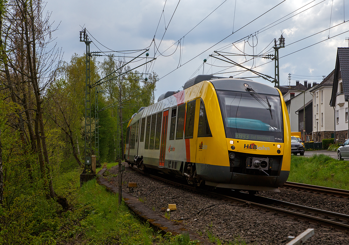 So langsam wird es grün....
Der VT 254 (95 80 0648 154-2 D-HEB / 95 80 0648 654-1 D-HEB), ein Alstom Coradia LINT 41 der HLB (Hessische Landesbahn), fährt am 27.04.2022 als RB 93  Rothaarbahn  (Betzdorf - Siegen - Kreuztal - Bad Berleburg) und erreicht bald den Bahnhof Kirchen (Sieg).
