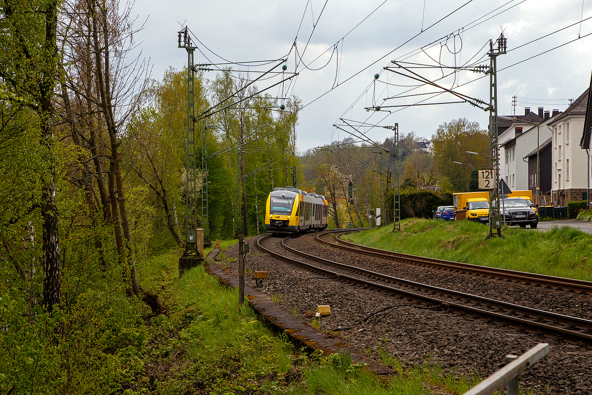 So langsam wird es grün....
Der VT 254 (95 80 0648 154-2 D-HEB / 95 80 0648 654-1 D-HEB), ein Alstom Coradia LINT 41 der HLB (Hessische Landesbahn), fährt am 27.04.2022 als RB 93  Rothaarbahn  (Betzdorf - Siegen - Kreuztal - Bad Berleburg) und erreicht bald den Bahnhof Kirchen (Sieg).
