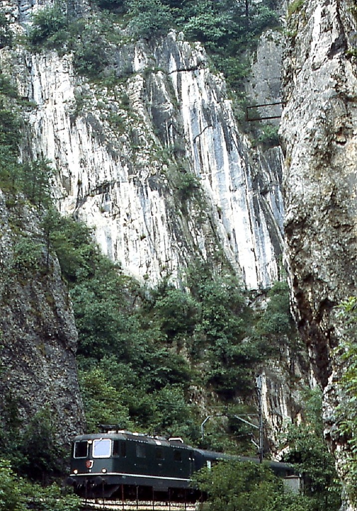 So schön die Strecke durch die Klus zwischen Choindez und Moutier ist, so scxhwierig ist es leider auch, dort Zugaufnahmen zu machen, hier ein Versuch mit einer Re 4/4 II im Juli 1983.