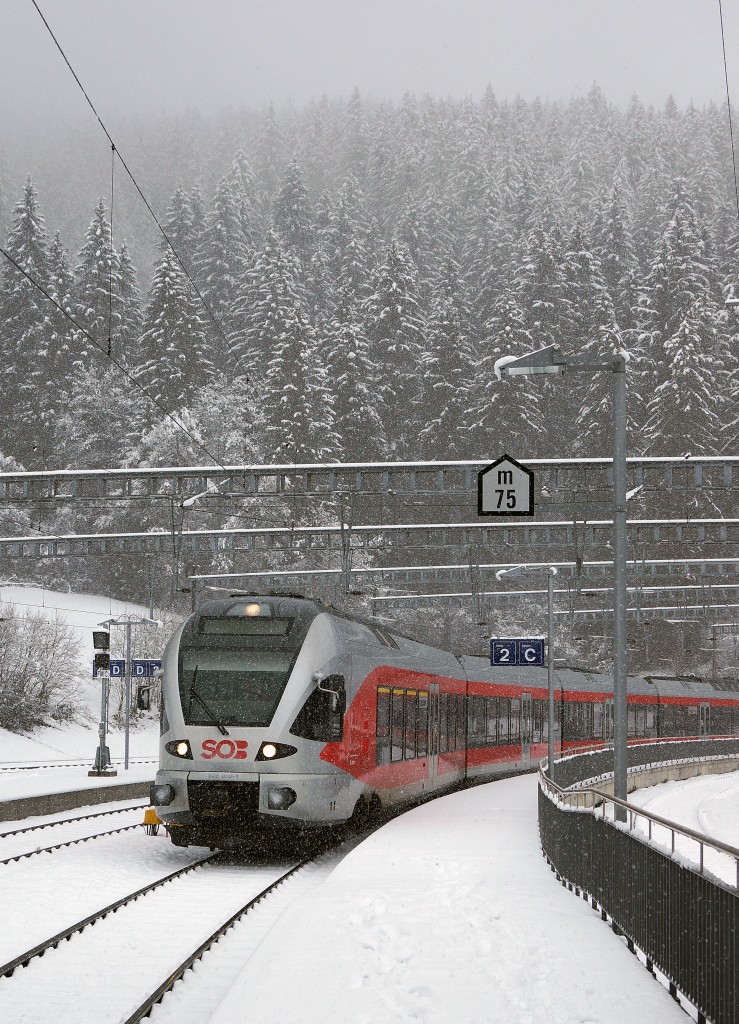 SOB: SOB-FLIRT 526 059-1 der S 13 Wädenswil-Einsiedeln (leider zum Zeitpunkt nicht angeschrieben) bei der Einfahrt in den Bahnhof Biberbrugg am 17. Januar 2015.
Foto: Walter Ruetsch