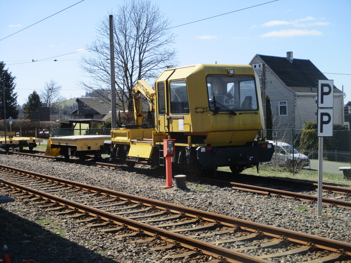 Sogar einen Skl hat die Oberweißbacher Bergbahn.In Lichtenhain wird das Fahrzeug immer abgestellt.Am 06.April 2025 stand der Skl wieder da.