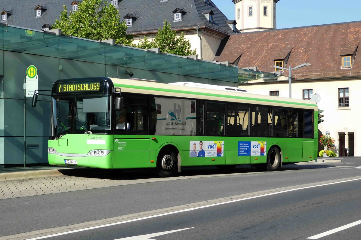 Solaris von RhoenEnergie wartet am Fuldaer Busbahnhof im September 2016