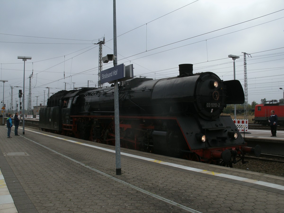 Solo unterwegs,am 12.Oktober 2013,im Stralsunder Hbf die Hallenser 03 1010-2