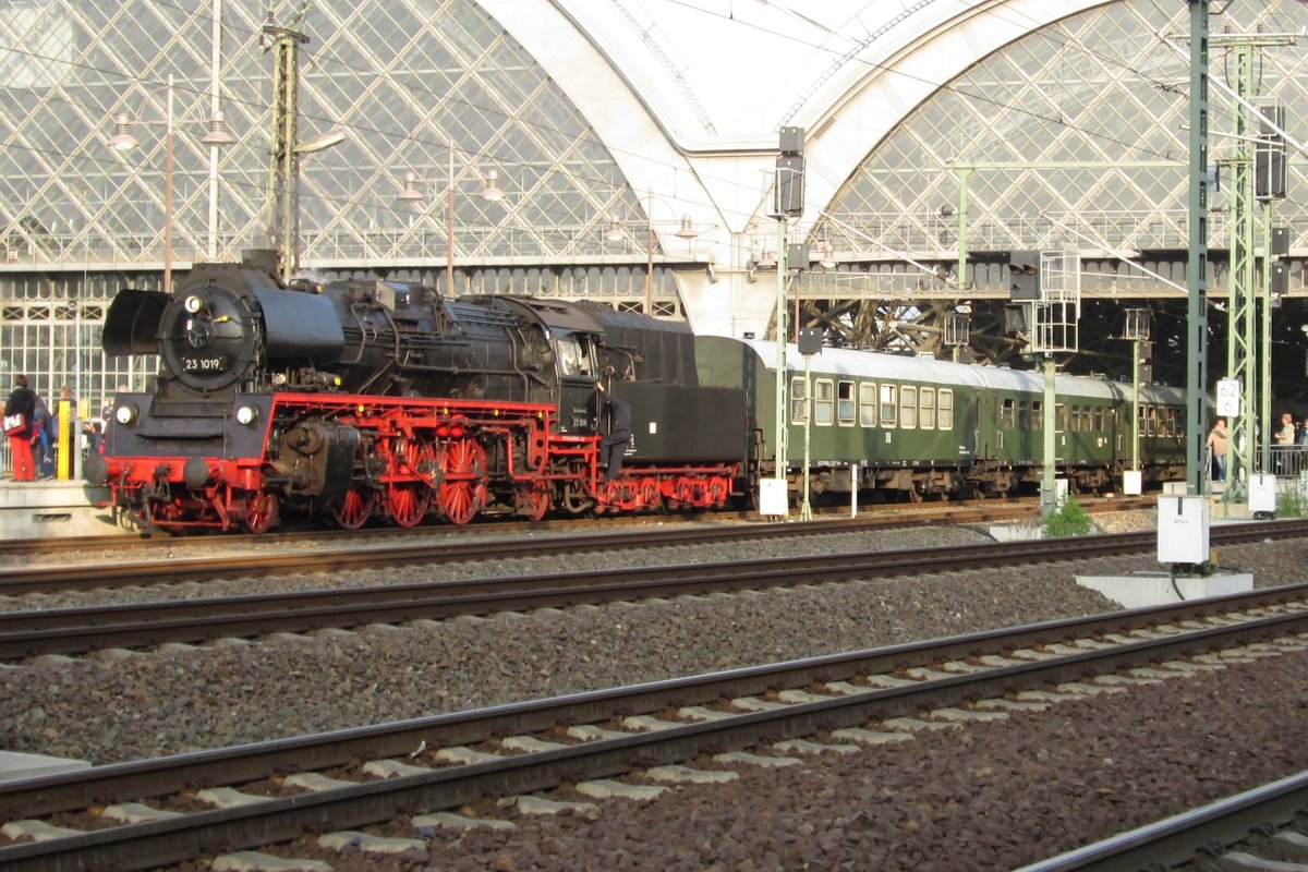 Sonderzug der Lausitzer Dampfklub mit 23 1019 (ex-DR 35) steht am 12 April 2014 in Dresden Hbf.