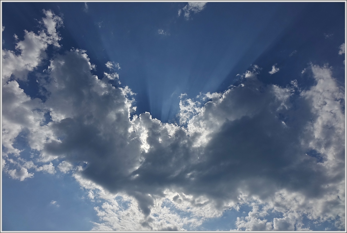 Sonne und Wolken, zusammen sorgen sie manchmal für ein besonderes Schauspiel.
(07.07.2015)