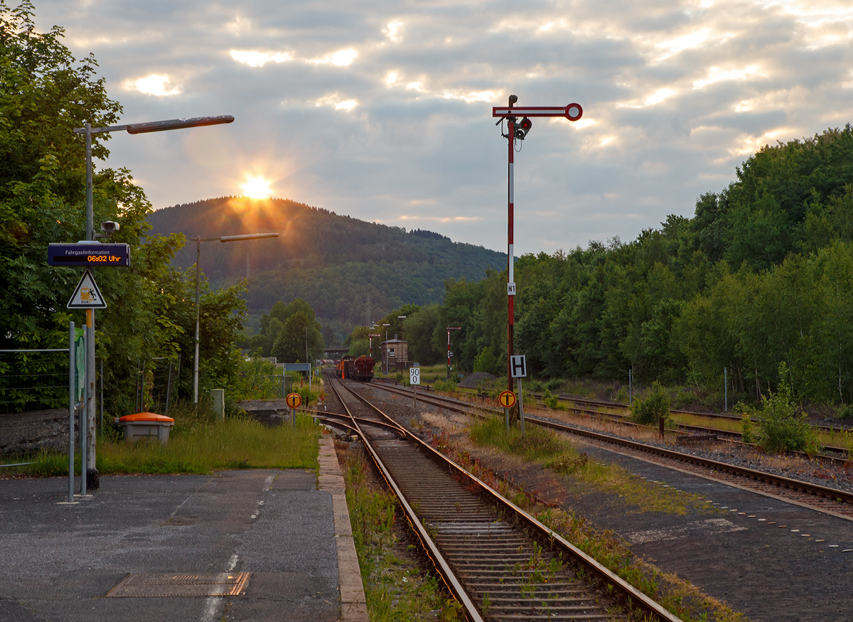 
Sonnenaufgang in Herdorf........

Während wir am Bahnhof auf unseren Zug warten, rangiert vor dem Stellwerk Herdorf Ost (Ho) die KSW.