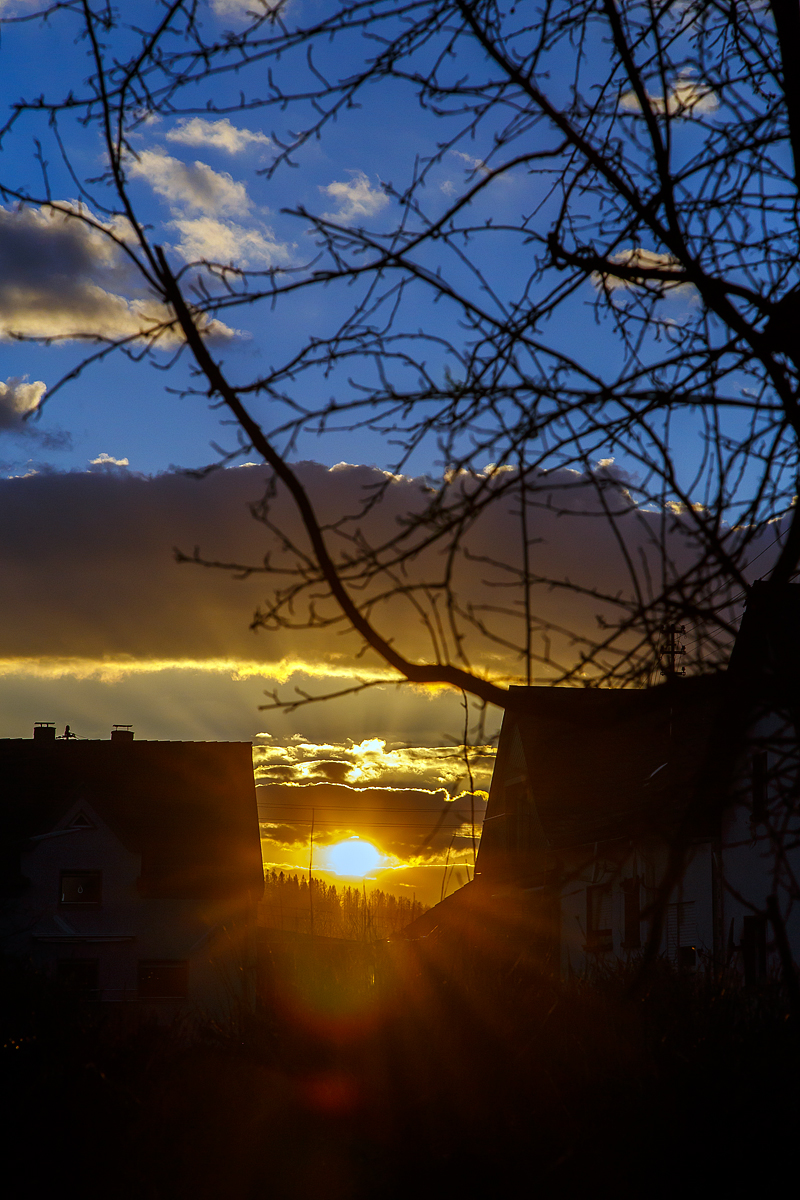 Sonnenuntergang am Jahnplaz in Herdorf am 26.02.2021, von unsere Hausecke fotografiert.