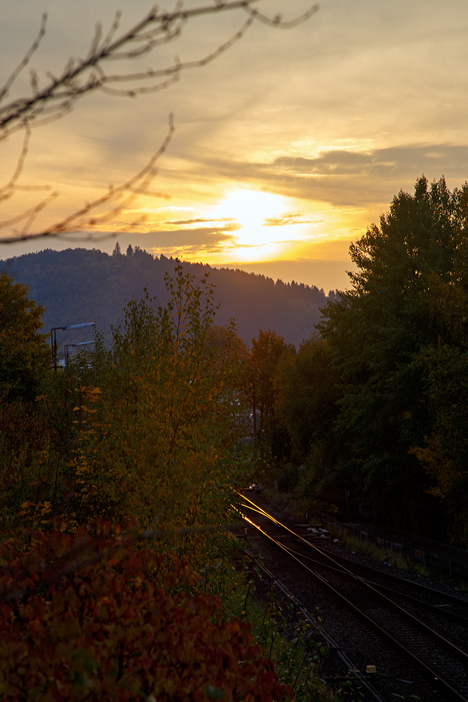 
Sonnenuntergang an der Hellertalbahn in Herdorf am 24.10.2015.