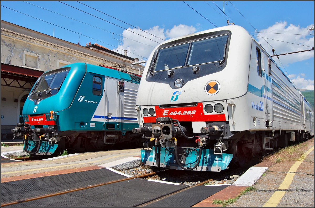 Sonntagsruhe im Grenzbahnhof.

Bis Montag geparkt sind E464.387 im FS-Einheitsfarbkleic und E464.282 in weiem Anstrich. Mai 2010.