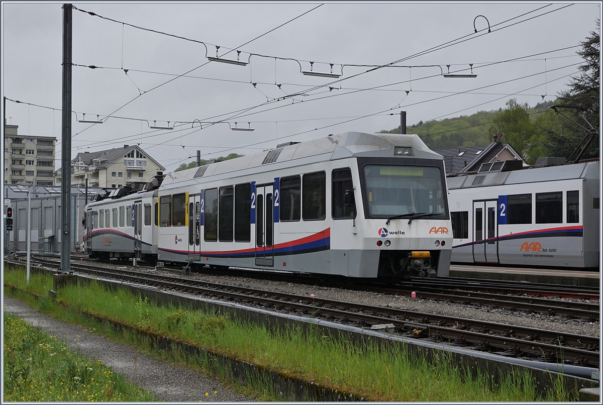 Sonntagsruhe in Schöftland: der ABt 52 und sein Be 4/4 werden wohl erst wieder am Montag zur HVZ gebraucht und stehen nun abgestellt im Bahnhof von Schöftland.

7. Mai 2017