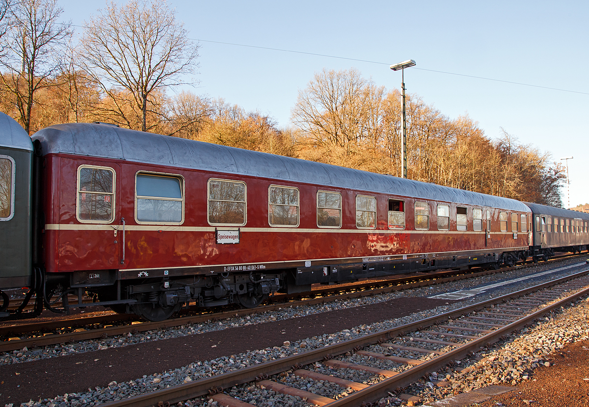 
Speisewagen D-EFSK 56 80 88-40 061-5 WRm der Eisenbahnfreunde Treysa e.V., hier am 03.12.2016 im Zugverband beim Bahnhof Westerburg. 

Es ist ein besonderer Exot der Speisewagen D-EFSK 56 80 88-40 061-5 WRm. Der Wagen wurde 1955 bei der Firma Talbot in Aachen als eine rollende Militärkantine für die US Armee gebaut. Später übernahm ihn die Britische Rheinarmee, wo er noch bis Ende der 1990er Jahre im Einsatz war und anschließend von der Vulkan-Eifel-Bahn erworben wurde. Im Jahr 2015 kam er zu den Eisenbahnfreunde Treysa e.V.. Während der  Militärzeit  wurde er von der DB instand gehalten.
Von der Bauform der 26,4 Meter langen Schnellzugwagen ist der Wagen abgeleitet, deren Serienfertigung kurz zuvor begonnen hatte. 

TECHNISCHE DATEN: 
Spurweite: 1.435 mm 
Länge über Puffer:  26 400 mm
Wagenkastenlänge:  26.100 mm
Drehzapfenabstand:  19.000 mm
Achsstand:  21.500 mm
Achsstand im Drehgestell:  2.500 mm
Höchstgeschwindigkeit:  140 km/h