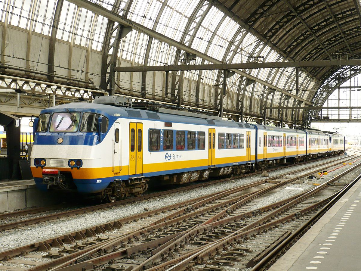 Sprinter TW 2938 und 29XX Gleis 11 Amsterdam Centraal Station 18-06-2014.

Sprinter treinstel 2938 en 29XX spoor 11 Amsterdam Centraal Station 18-06-2014.