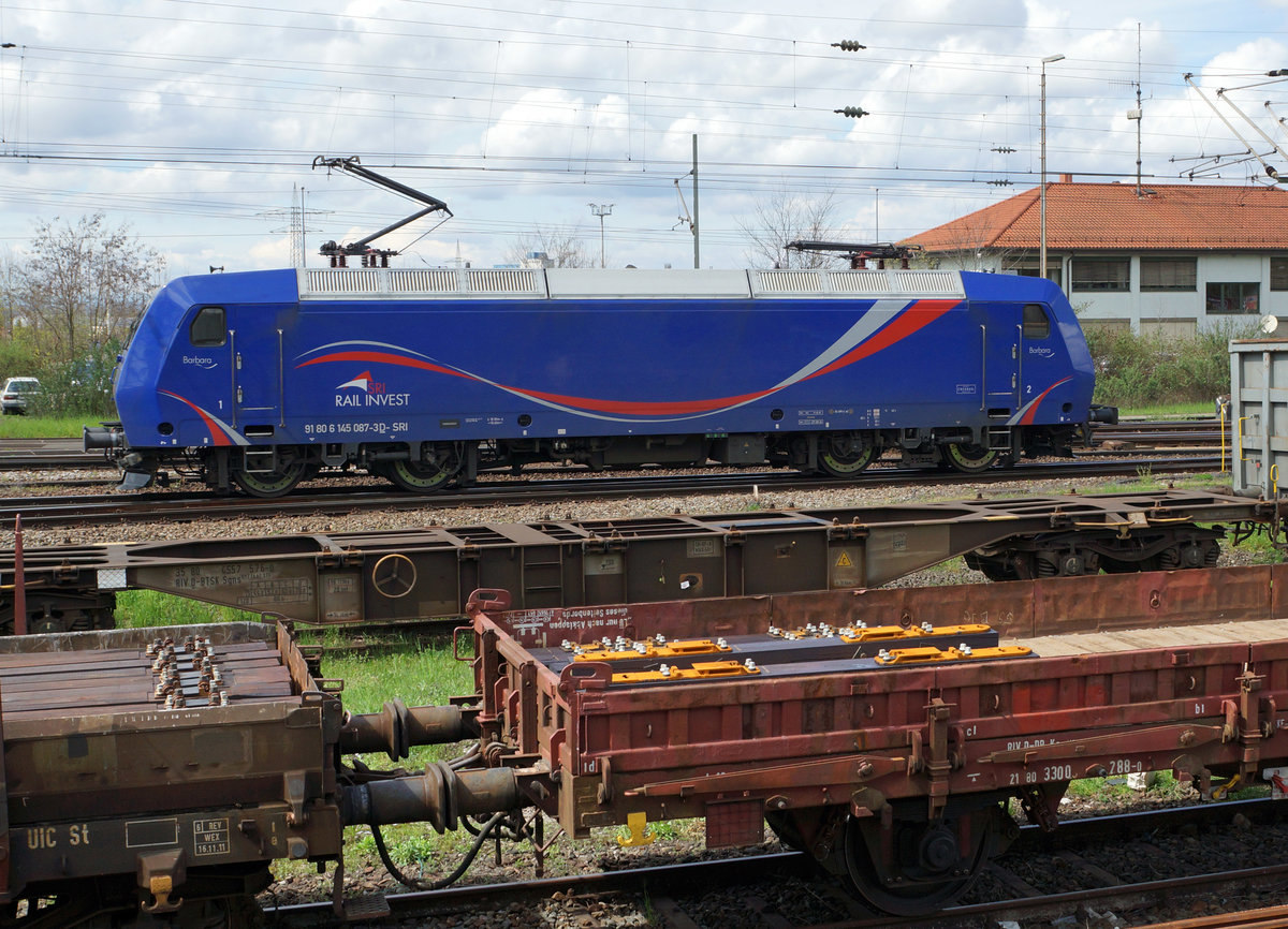 SRI RAIL INVEST/MThB: Die blaue BARBARA 145 087-3 von SRI RAIL INVEST ehemals MThB  LOKOOP  Re 486 in Weil am Rhein am 14. April 2016.
Foto: Walter Ruetsch 