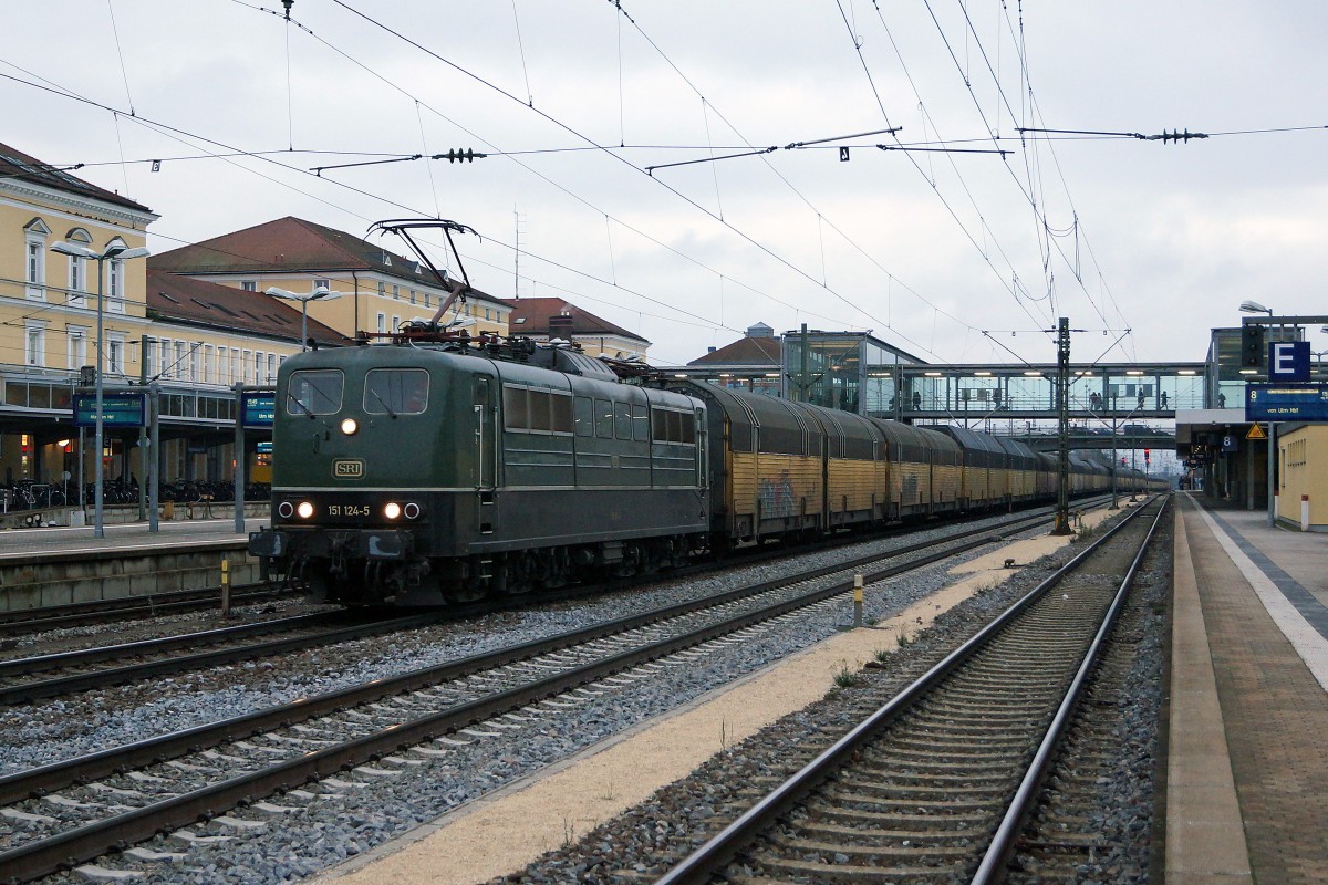 SRI/DB: Beim Einbruch der Dämmerung konnte die im klassischen Bundesbahn-Chromoxidgrüne 151 124-5 von SRI Rail Invest mit einem langen Blockgüterzug in Regensburg bei der Bahnhofsdurchfahrt aufgenommen werden.
Foto: Walter Ruetsch 