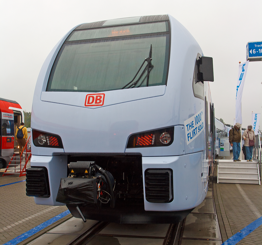 
Stadler Pankow präsentiert den 1. FLIRT der 3. Generation für die DB Regio AG, auf der InnoTrans 2014 (hier 26.09.2014) und bald fährt er auf der Saar- und Moselstrecke.  

Es ist 94 80 0429 113-4 D-DB / 94 80 0429 613-3 D-DB  ein fünfteilige Stadler FLIRT3 der DB Regio AG Region Südwest, das erste Fahrzeug der Serie (von 28 Stück).

Hier die Frontansicht.

Weitere Beschreibung von dem FLIRT siehe:
http://hellertal.startbilder.de/bild/deutschland~triebzuege~br-429-stadler-flirt-5-teillig/371288/stadler-pankow-pr228sentiert-den-1-flirt.html
