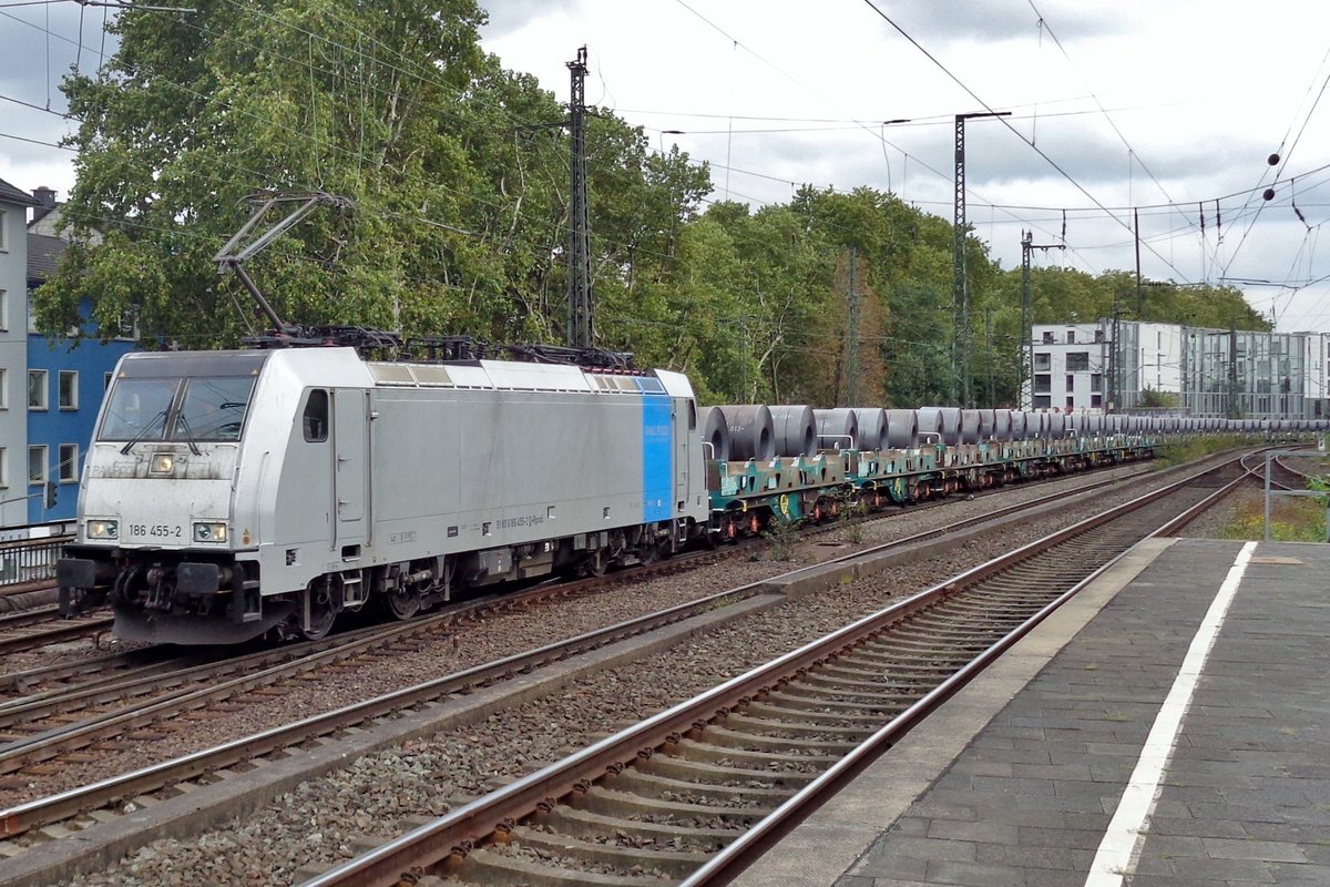 Stahlzug mit 186 455 durchfahrt rühig Köln Süd am 4 Oktober 2017.