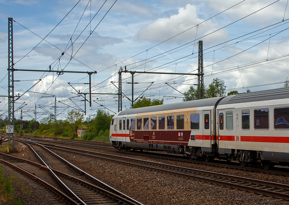 Steuerwagen voraus rauscht der IC 2213 (Ostseebad Binz - Hamburg – Stuttgart) in Richtung Hamburg durch den Bahnhof Büchen (Schleswig-Holstein) in Richtung Hamburf. Der IC mit Werbung „50 Jahre Intercity“, Schublok war die 101 110-5 und hier vorne der modernisierte klimatisierte 2. Klasse InterCity-Steuerwagen D-DB 61 80 80-91 101-8 der Bauart Bpmmbdzf 286.1 (ex Bpmbdzf 296.1).

TECHNISCHE DATEN Steuerwagen: 
Baujahr: 1997
Hersteller:  PFA Weiden (Partner für Fahrzeugausstattung GmbH)
Spurweite: 1.435 mm
Länge über Puffer: 26.400 mm
Wagenkastenlänge: 26.100 mm
Wagenkastenbreite: 2.825 mm
Drehzapfenabstand: 9.000 mm
Achsstand im Drehgestell: 2.500 mm
Drehgestellbauart: SIG 725, SIG 726
Leergewicht:  48 t
Höchstgeschwindigkeit:  200 km/h
Zulassungen für: D, A, H, CZ, CH und F
Sitzplätze:  32 (2. Klasse) und 2 Rollstuhlplätze
Mehrzweckabteil:  für bis zu 16 Fahrräder
Toiletten: 1, behindertengerecht, geschlossenes System