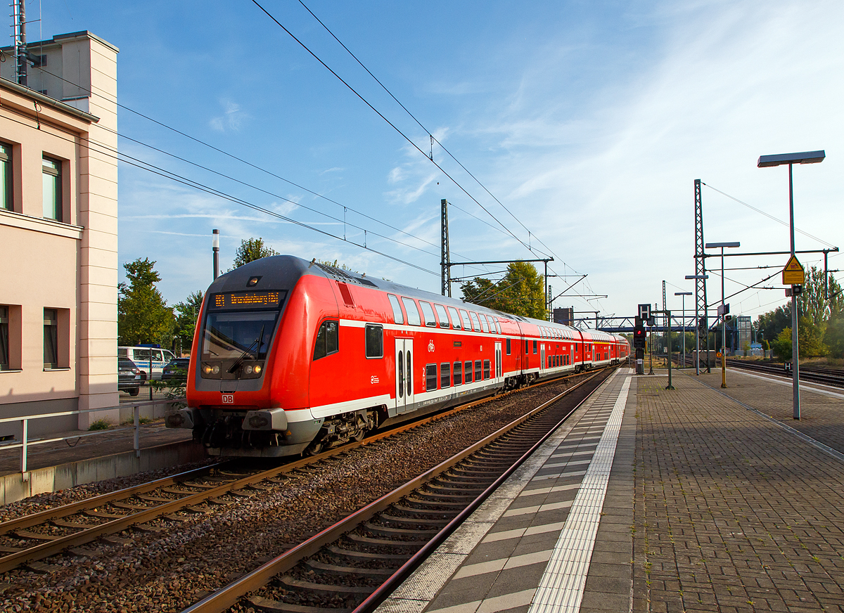 Steuerwagenvoraus, geschoben von der DB 182 015-8, erreicht der RE 1 den Zielbahnhof Brandenburg an der Havel Hauptbahnhof.  
